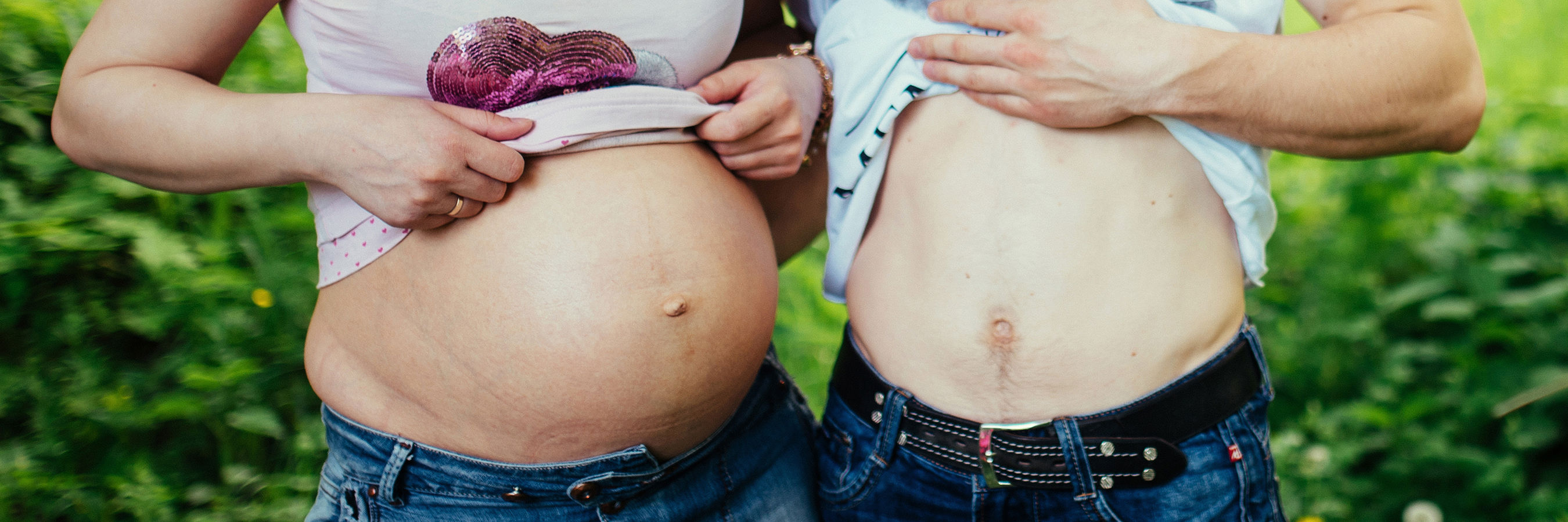 Vordende forældre der viser maver