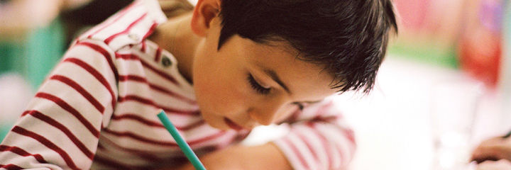 Dreng sidder og tegner