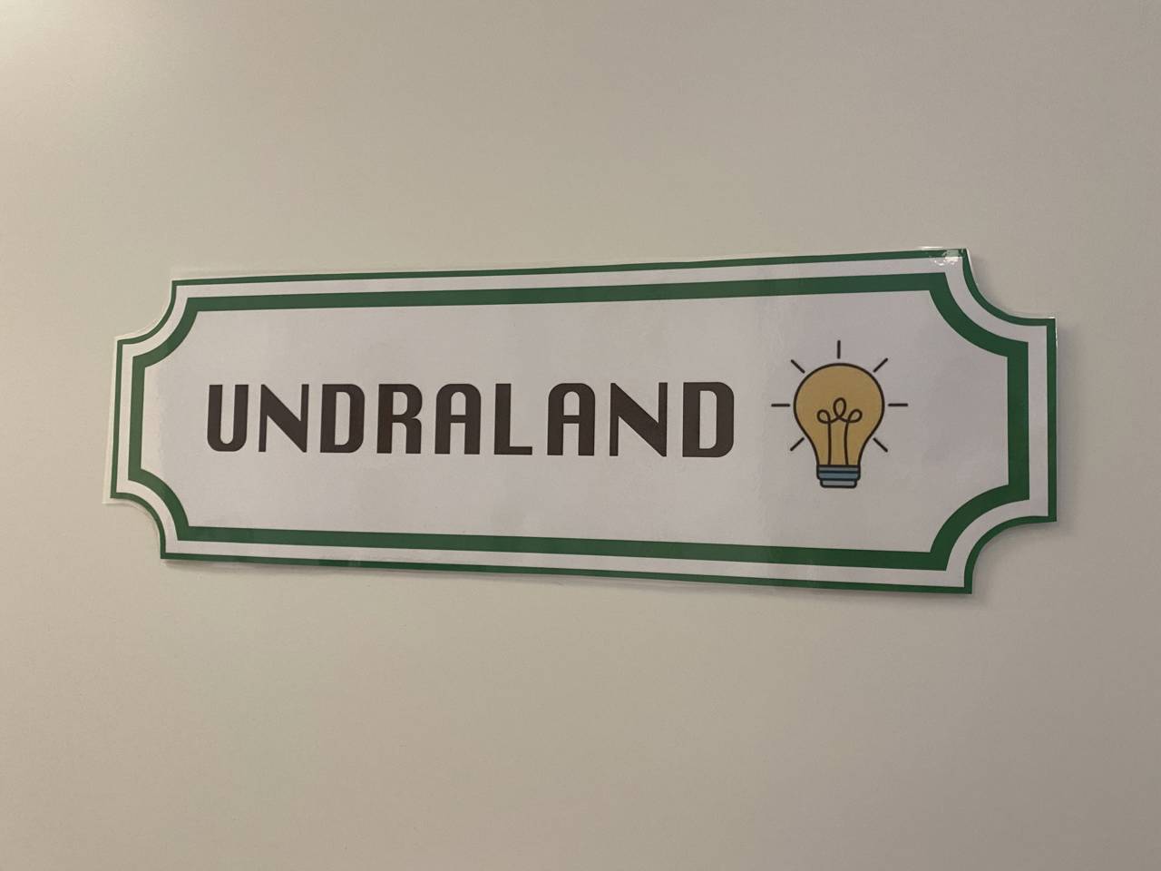 Dørskilt med ordlyden 'undraland'
