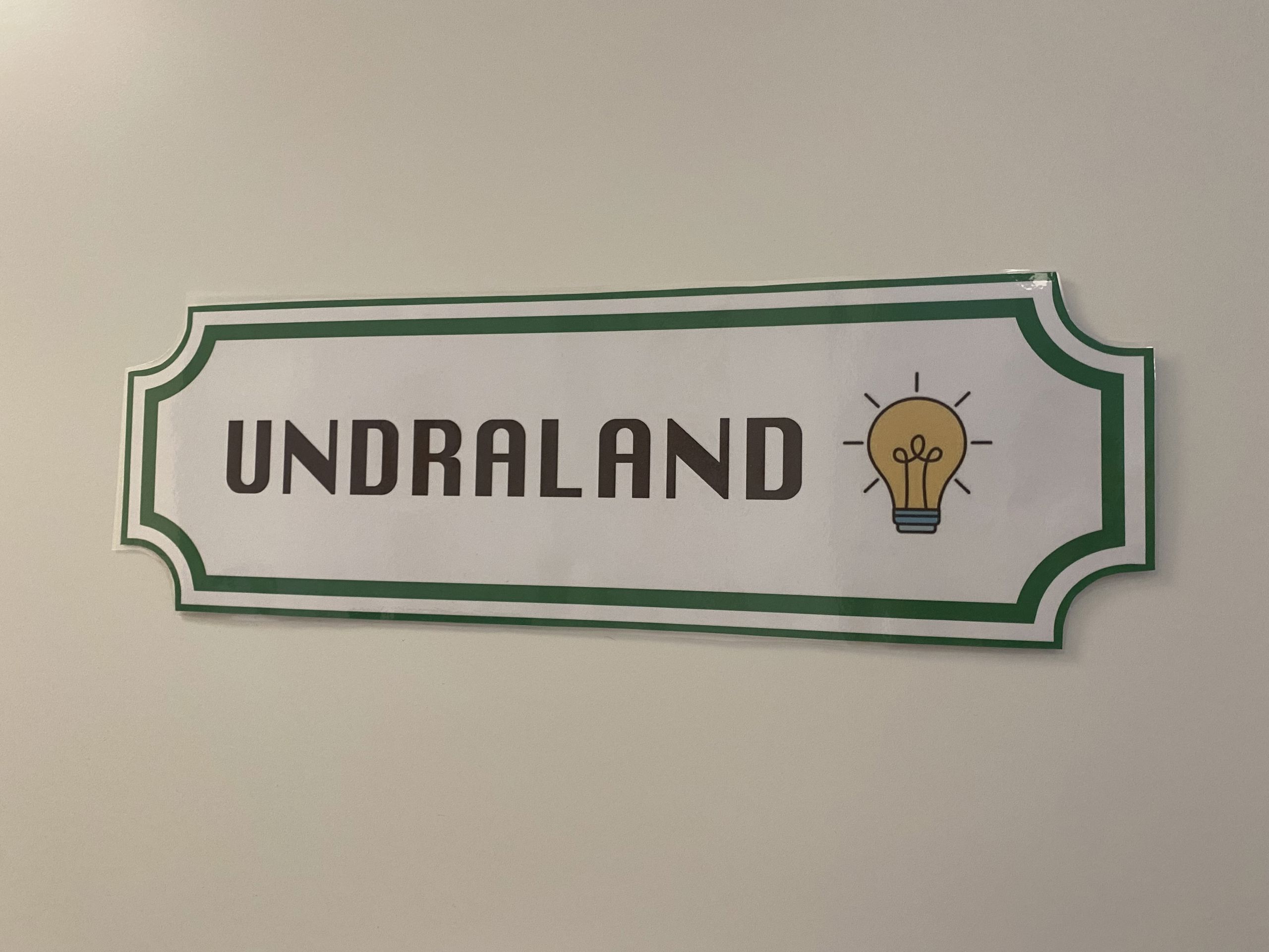 Dørskilt med ordlyden 'undraland'