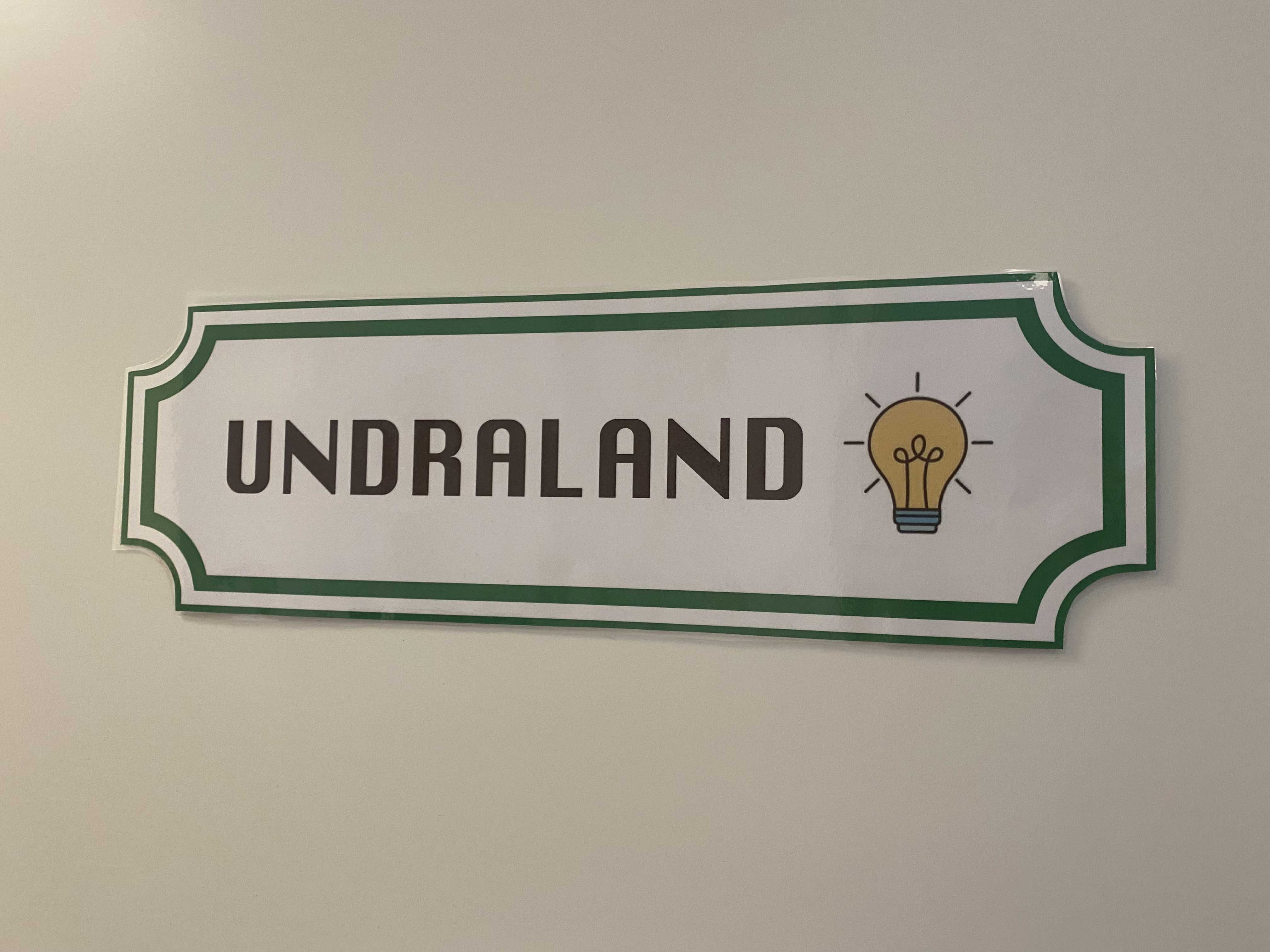 Dørskilt med ordlyden 'undraland'