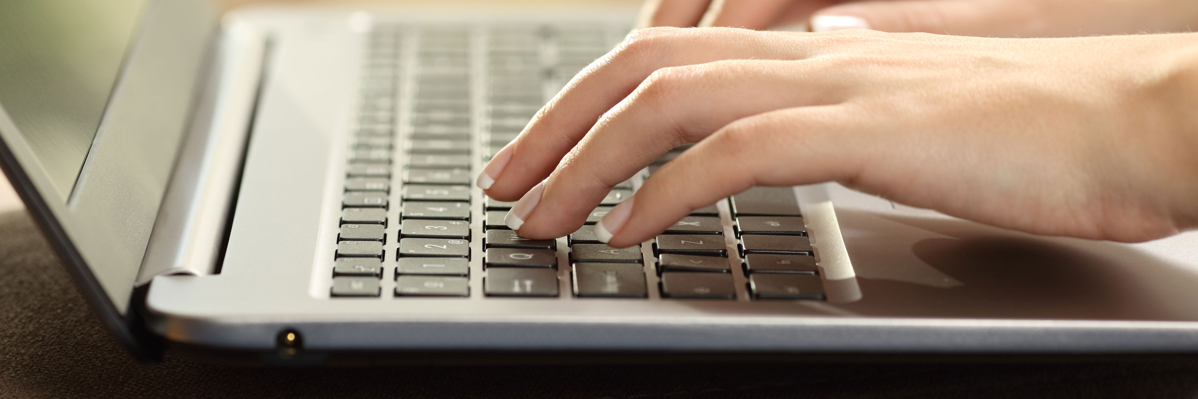 Hænder der arbejder ved en laptop