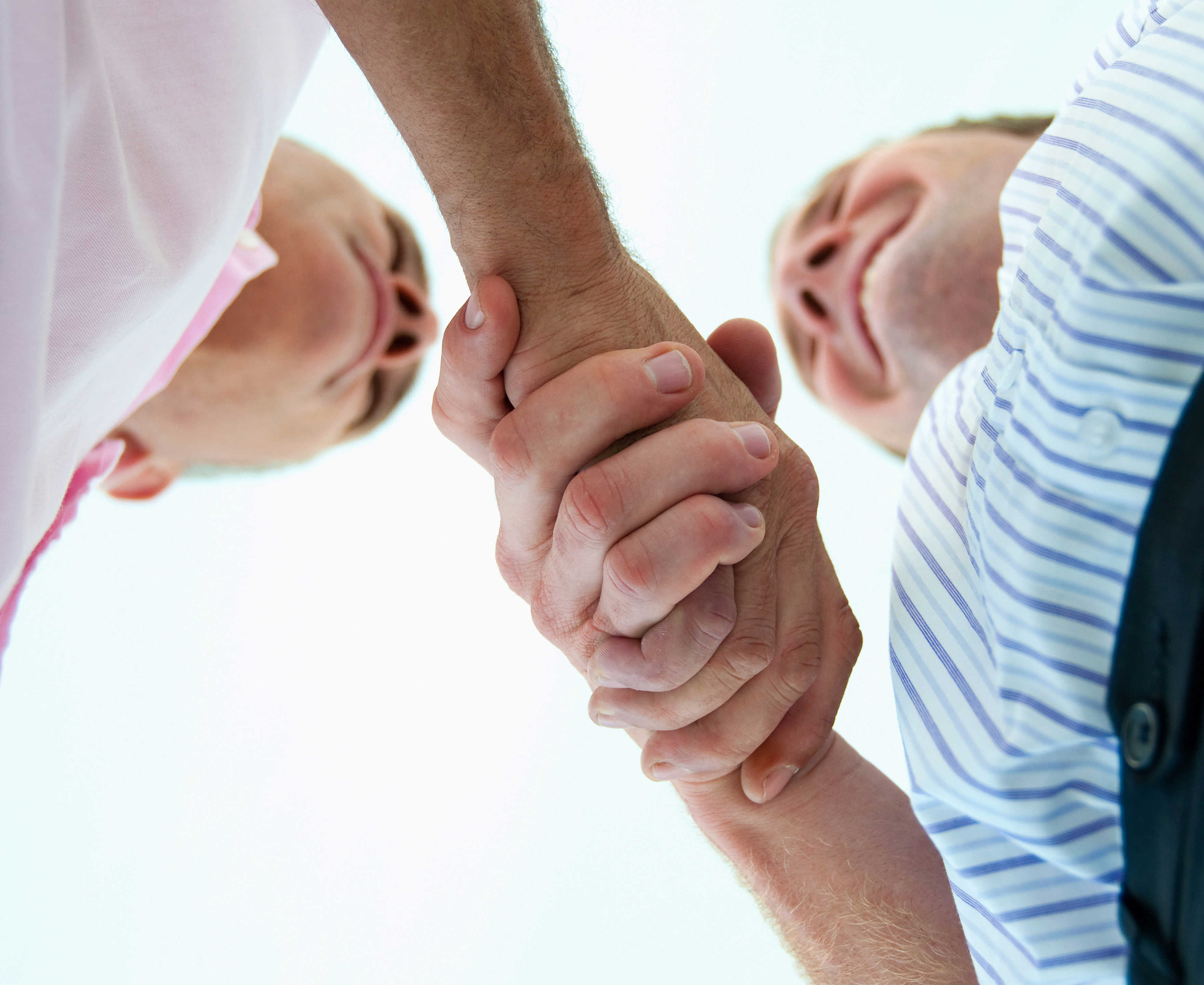 Håndtryk mellem to personer set i frøperspektiv