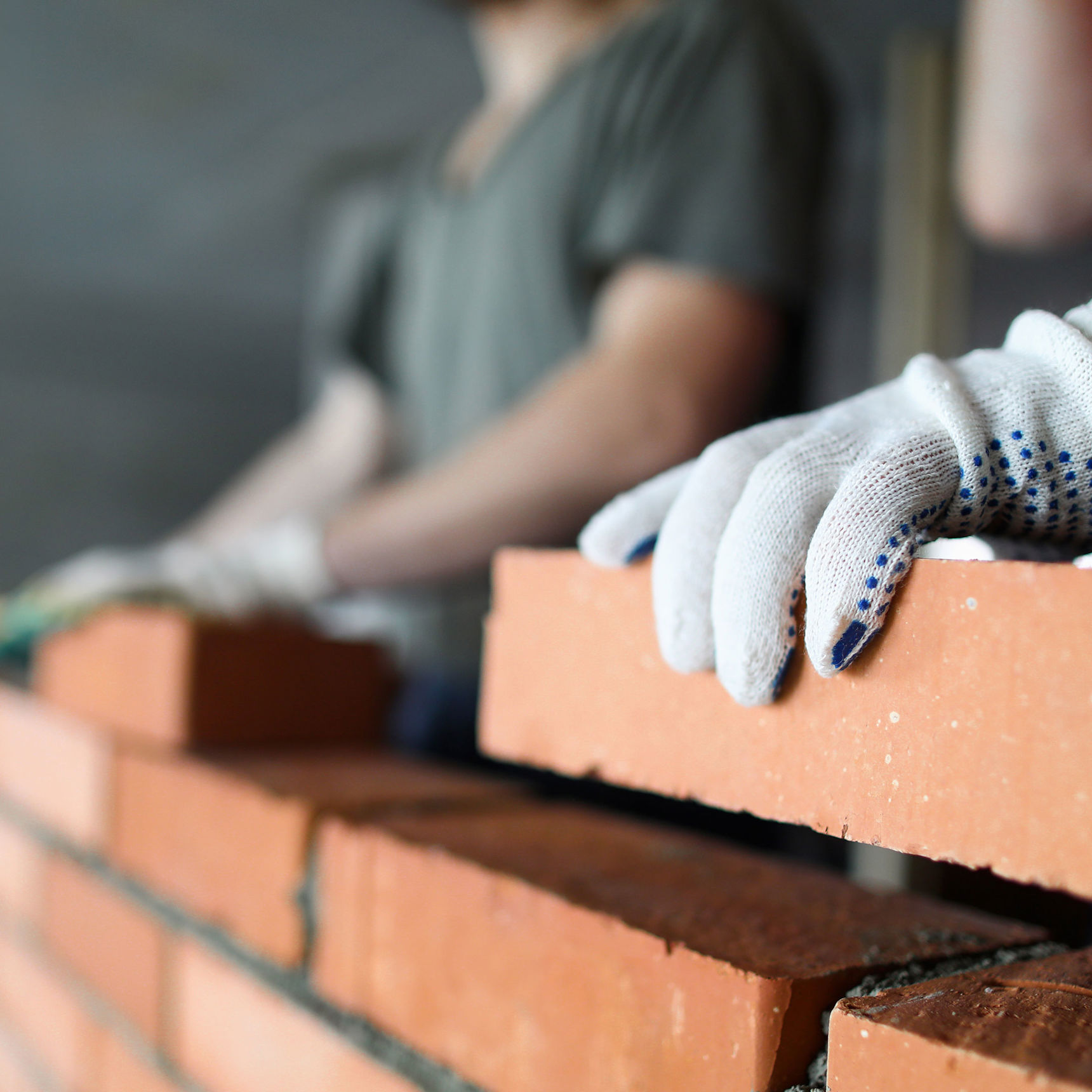 Murer der lægger mursten