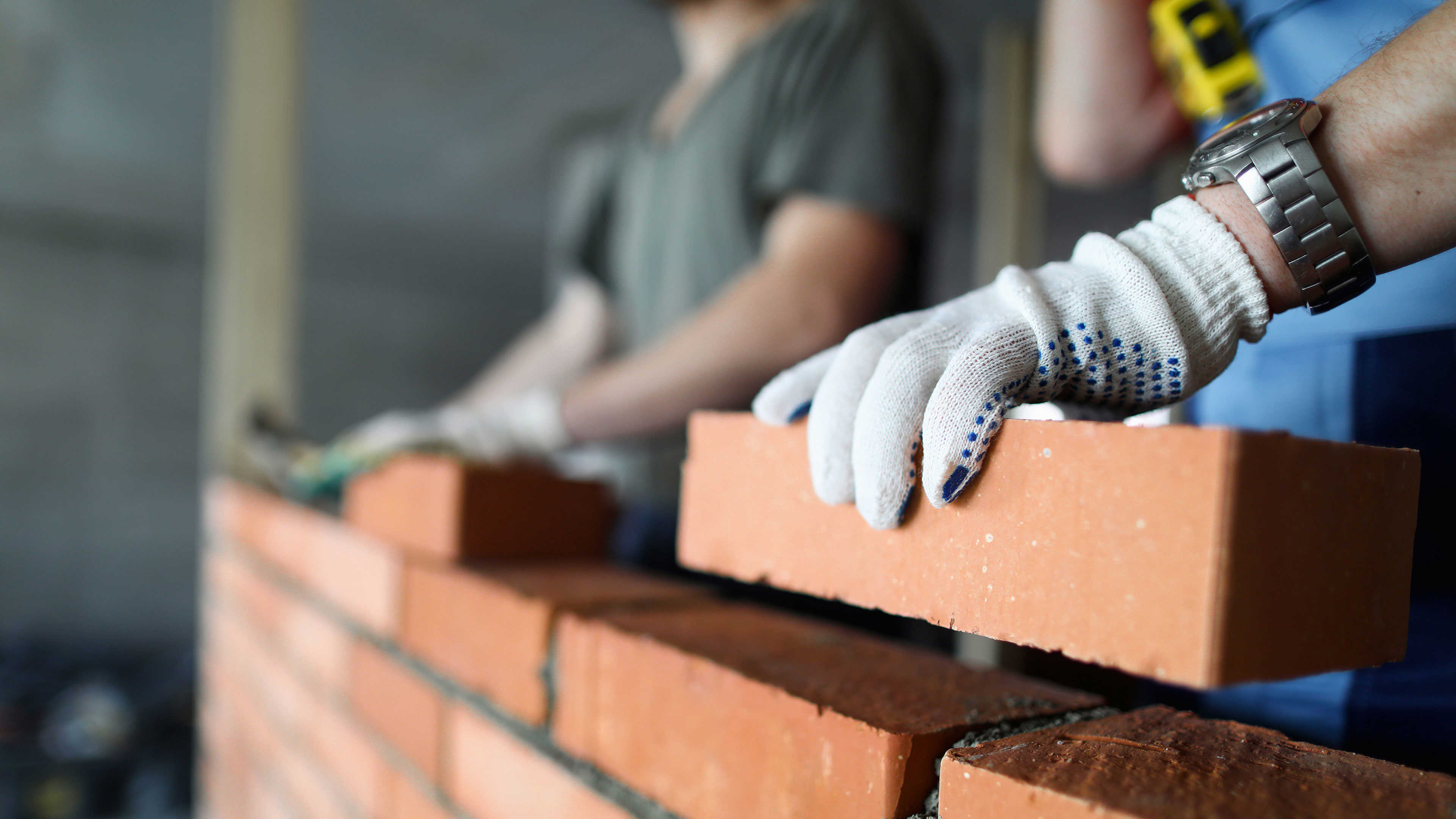 Murer der lægger mursten