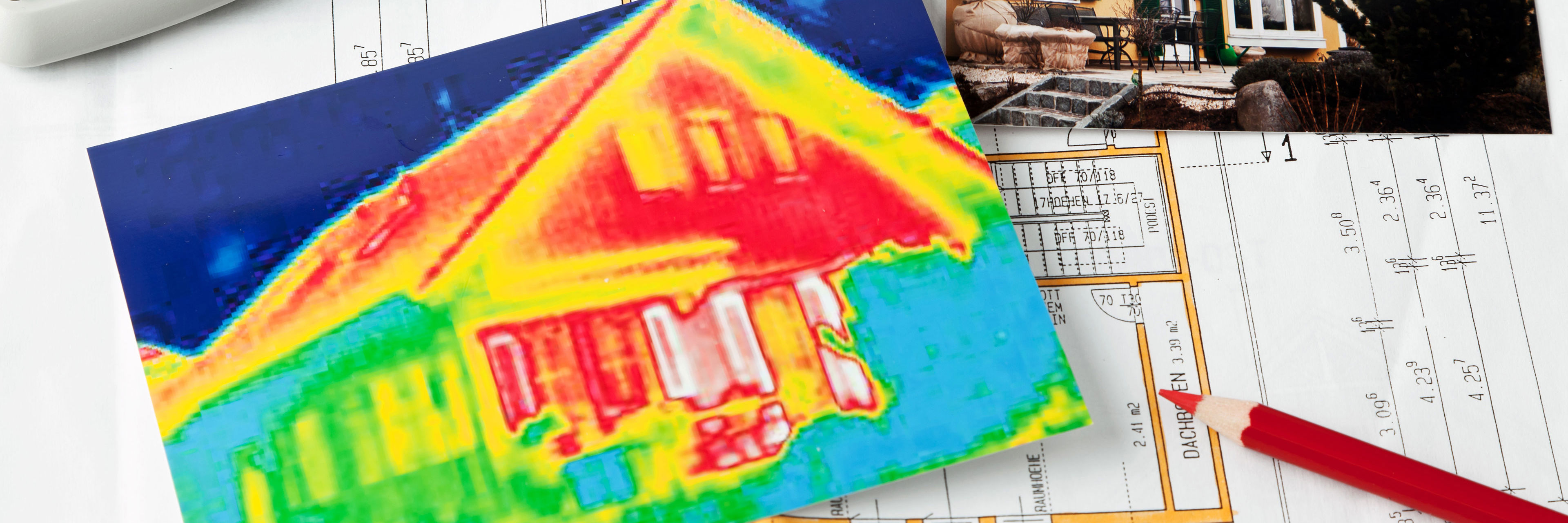 Foto af et hus og en sammenligning med foto taget med et termokamera