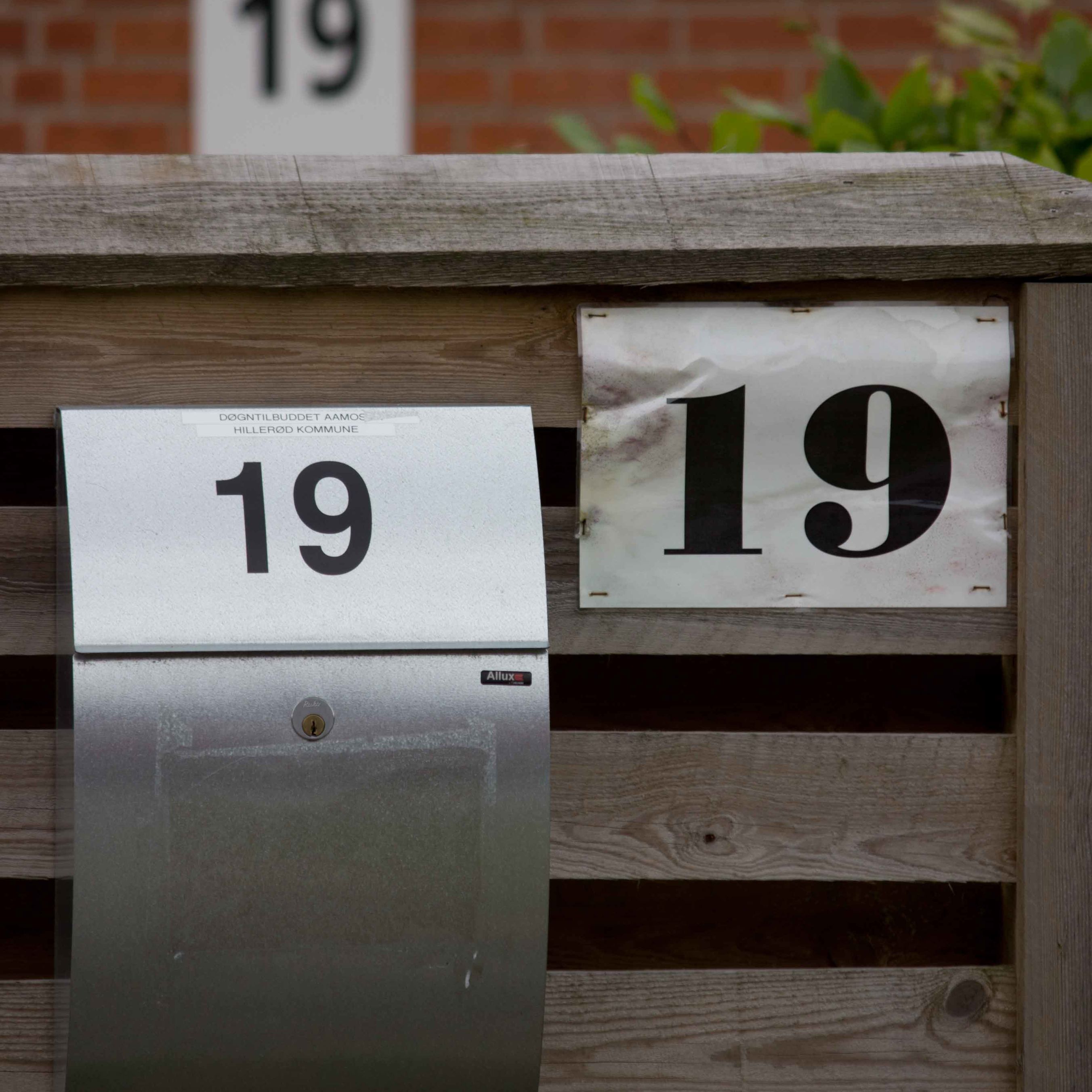 Husnummer 19 på et hus og en postkasse