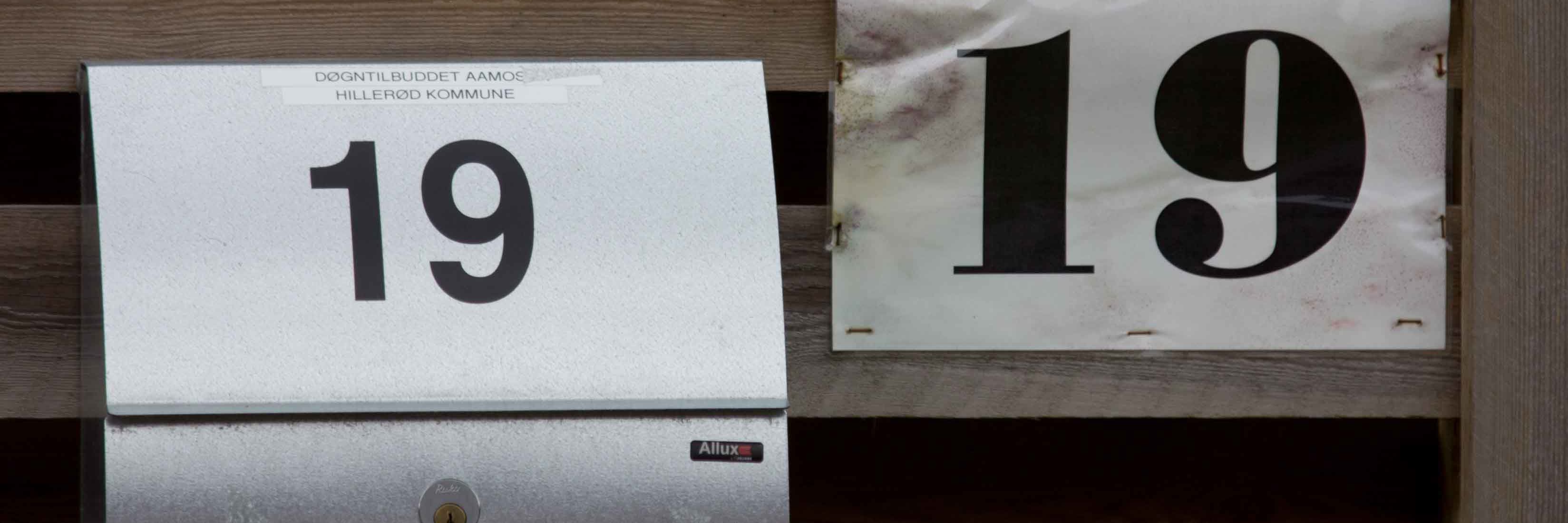 Husnummer 19 på et hus og en postkasse