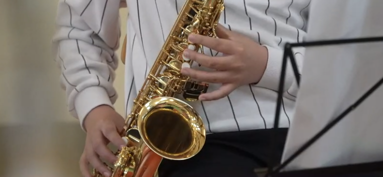 Barn der spiller på saxofon