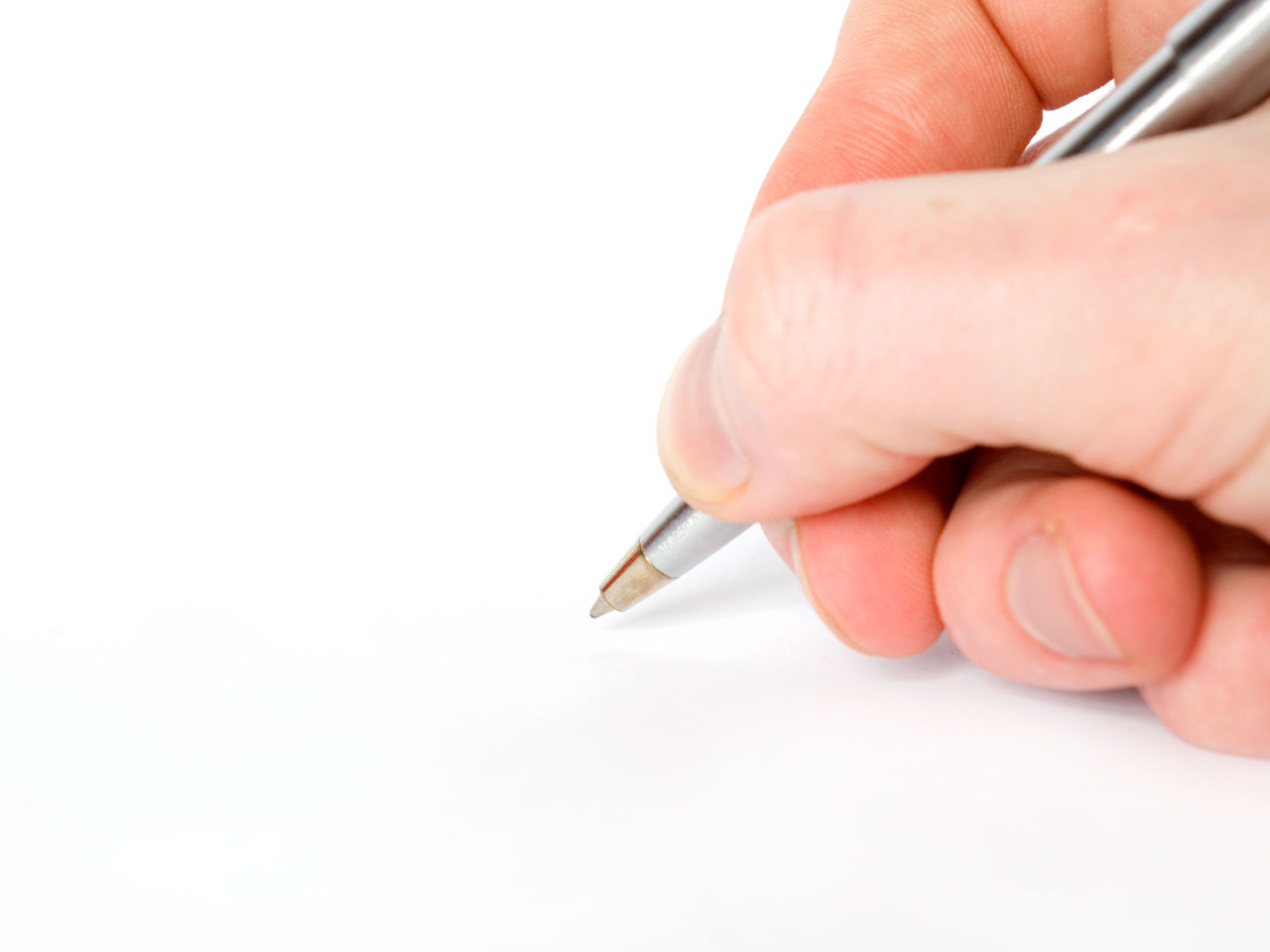 Hånd med en kuglepen der skal til at notere