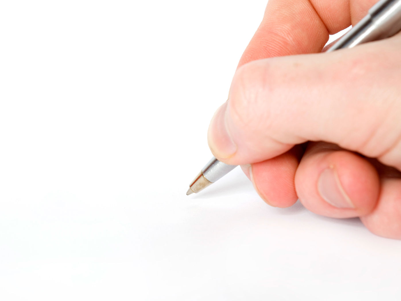 Hånd med en kuglepen der skal til at notere