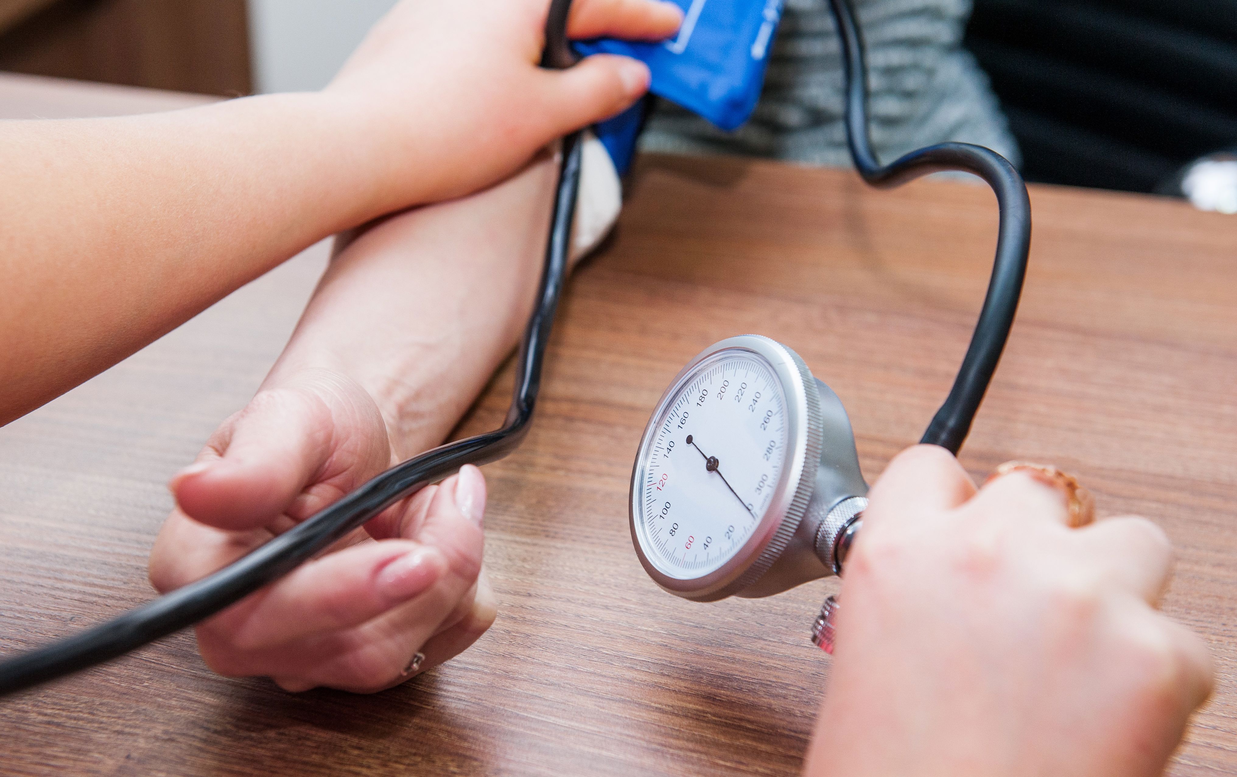 Person får taget blodtryk