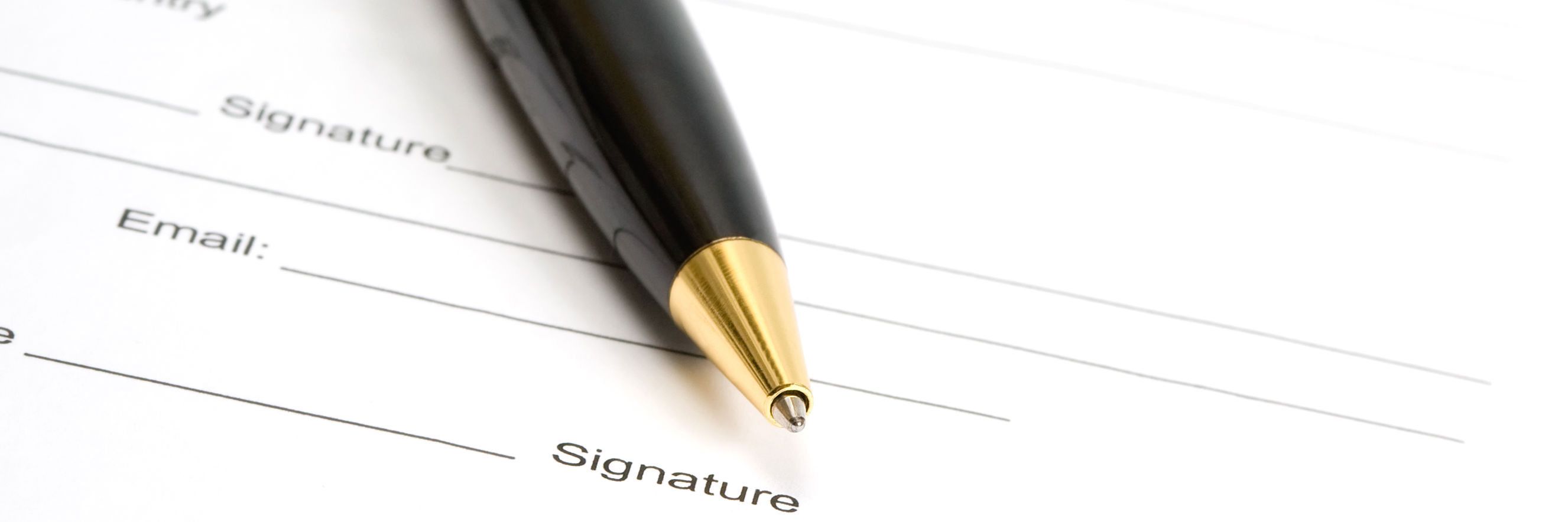 Kuglepen liggende klar til underskrift på en kontrakt