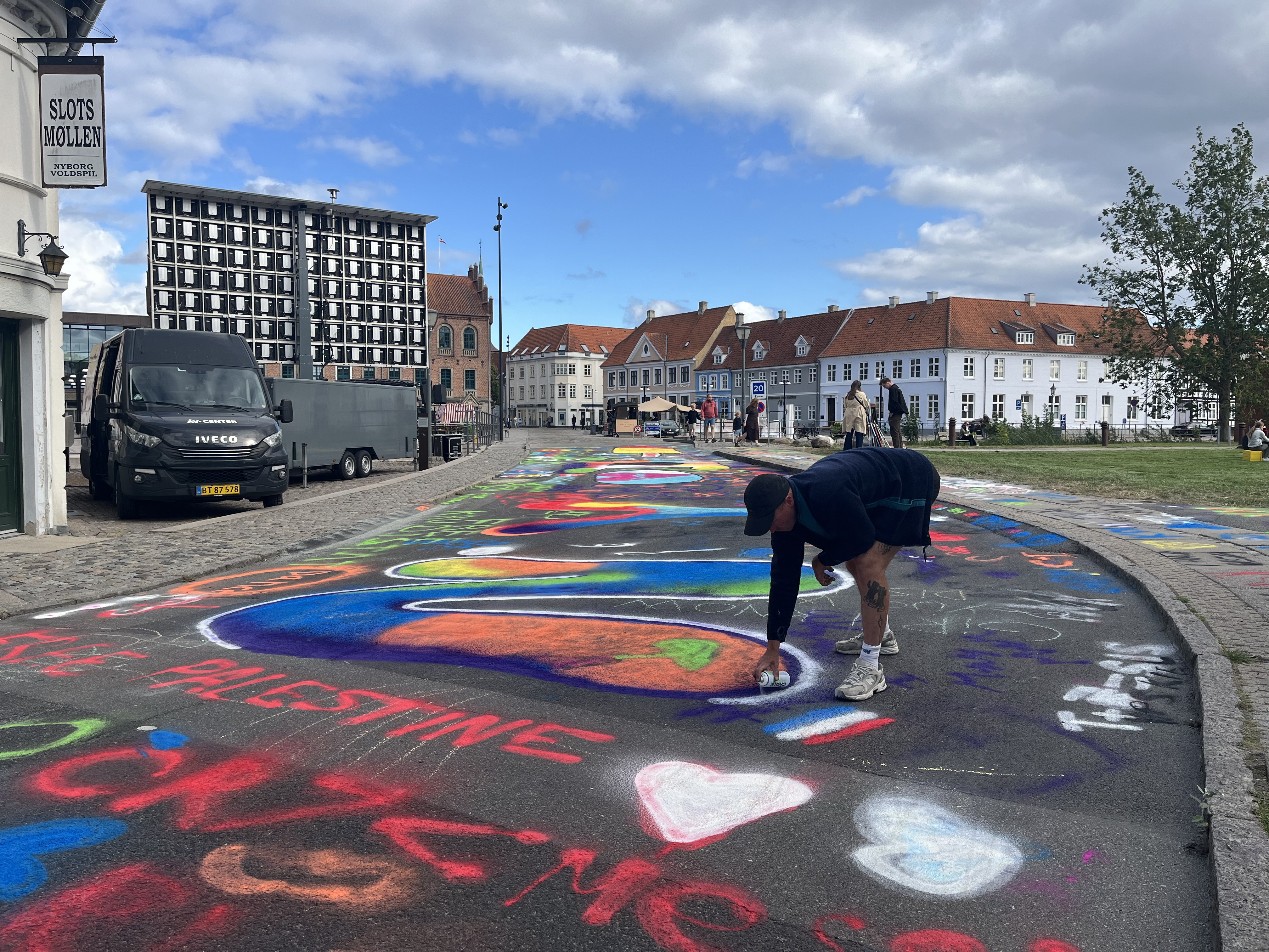 Kunstner laver streetart med unge til NYd