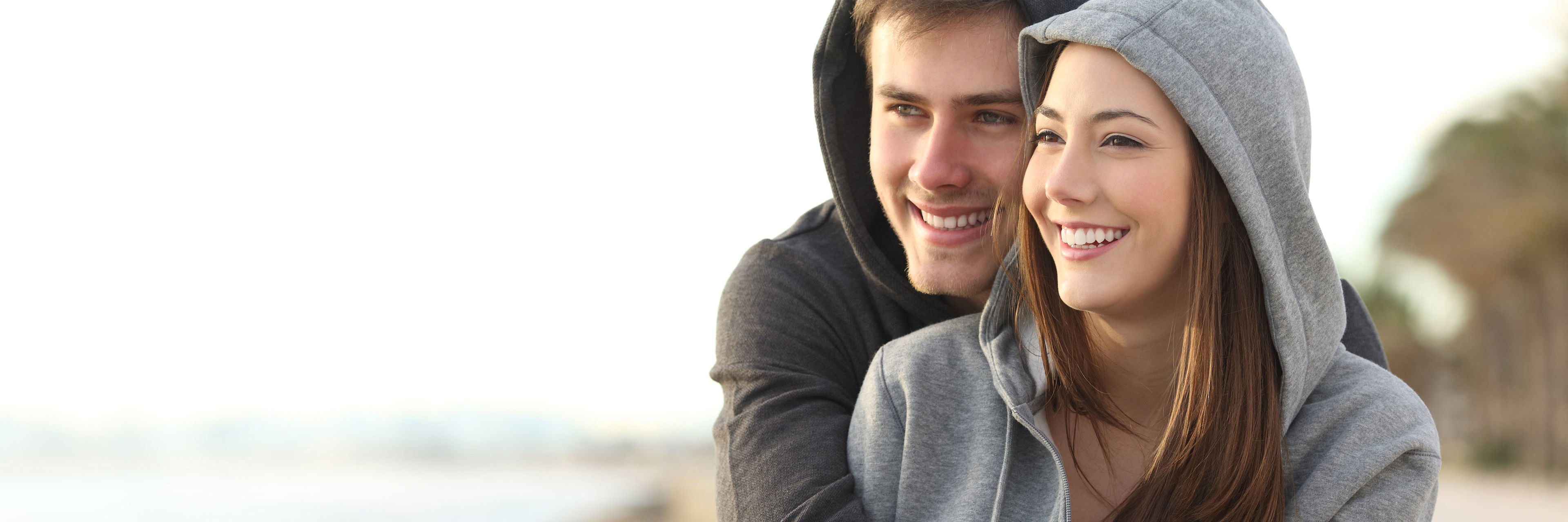 To unge i en kærlig omfavnelse