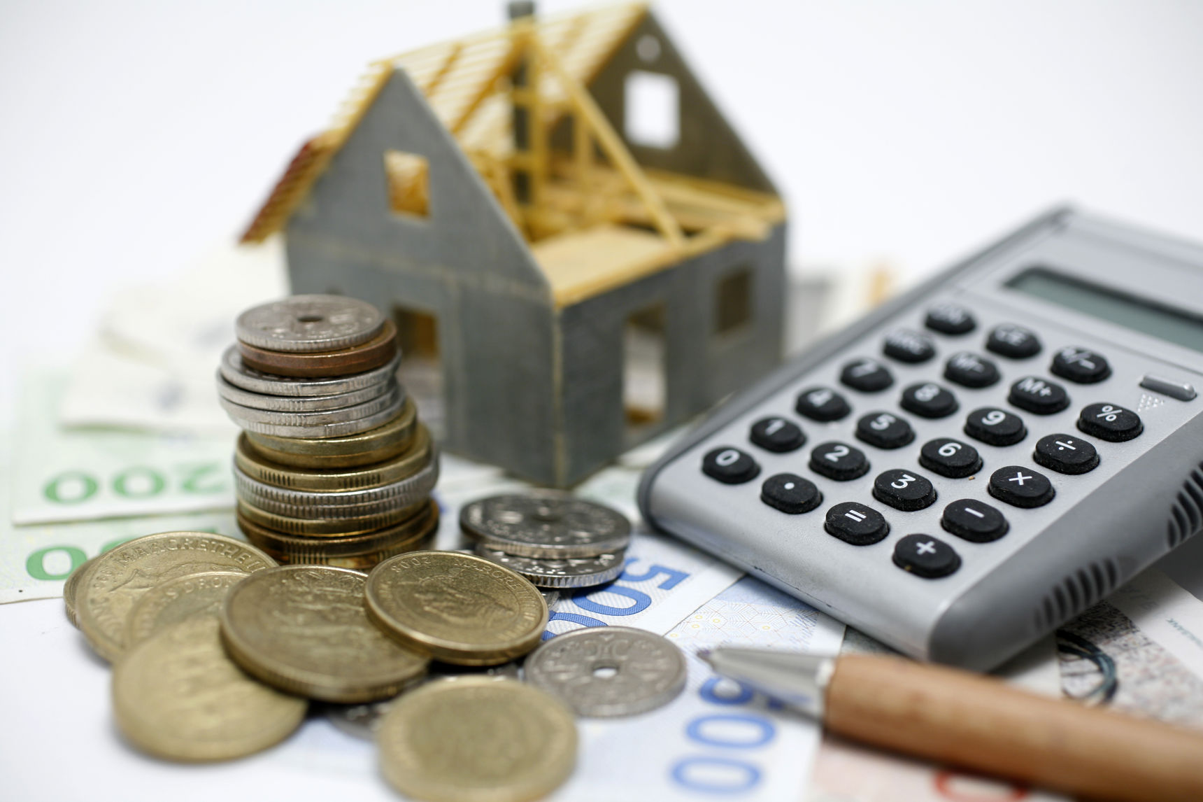 Penge, lommeregner og husfigur