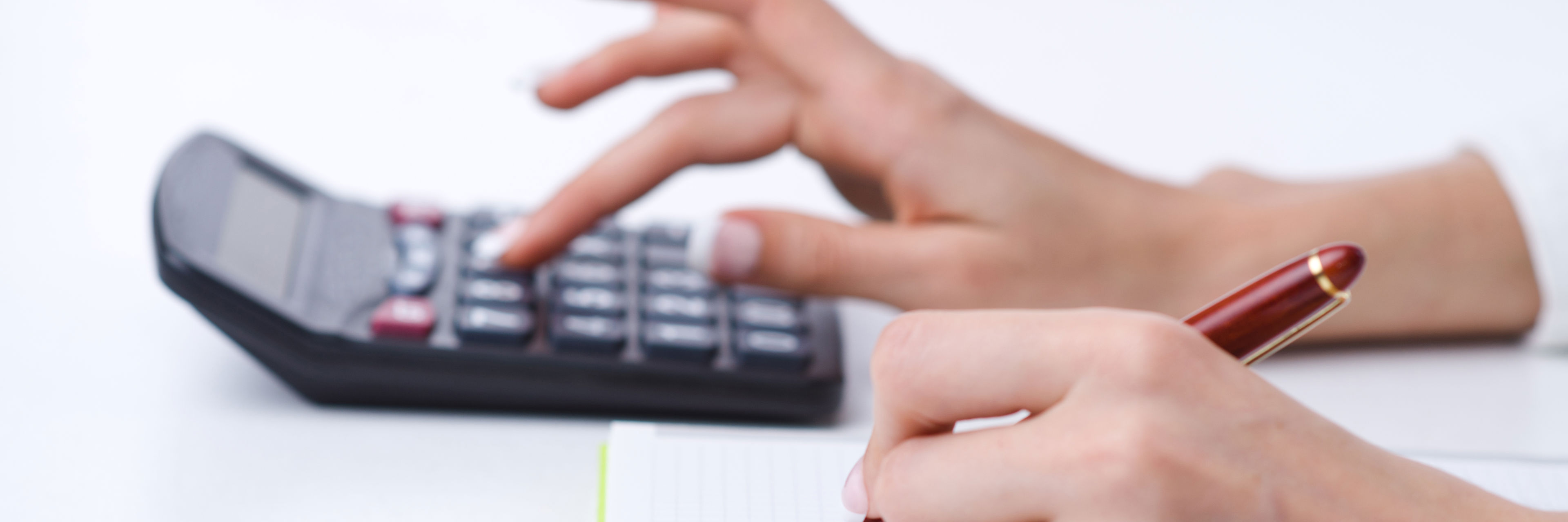 Kvinde taster på lommeregner