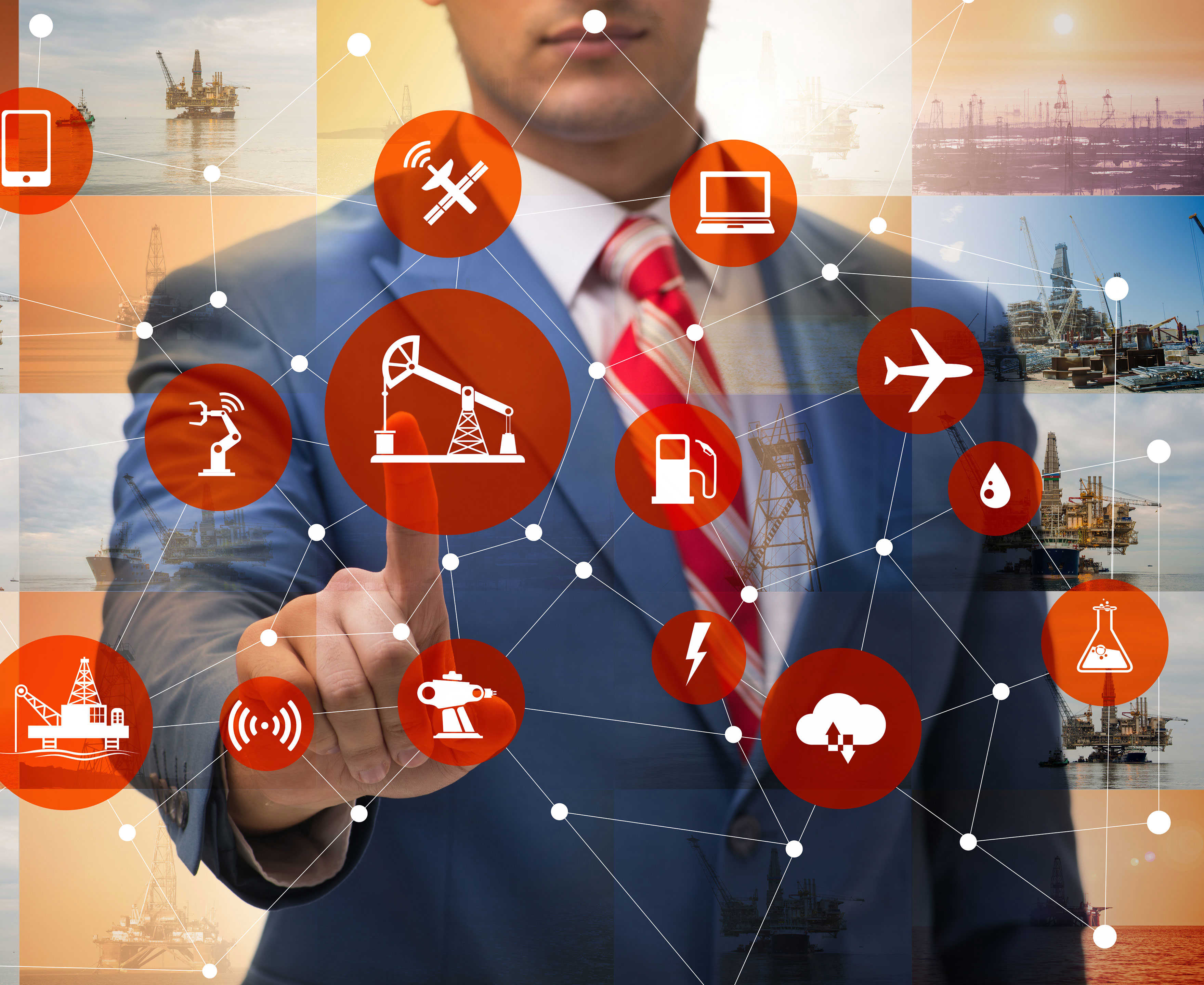 Mand bagved en interaktiv skærm med en masse erhvervs-ikoner