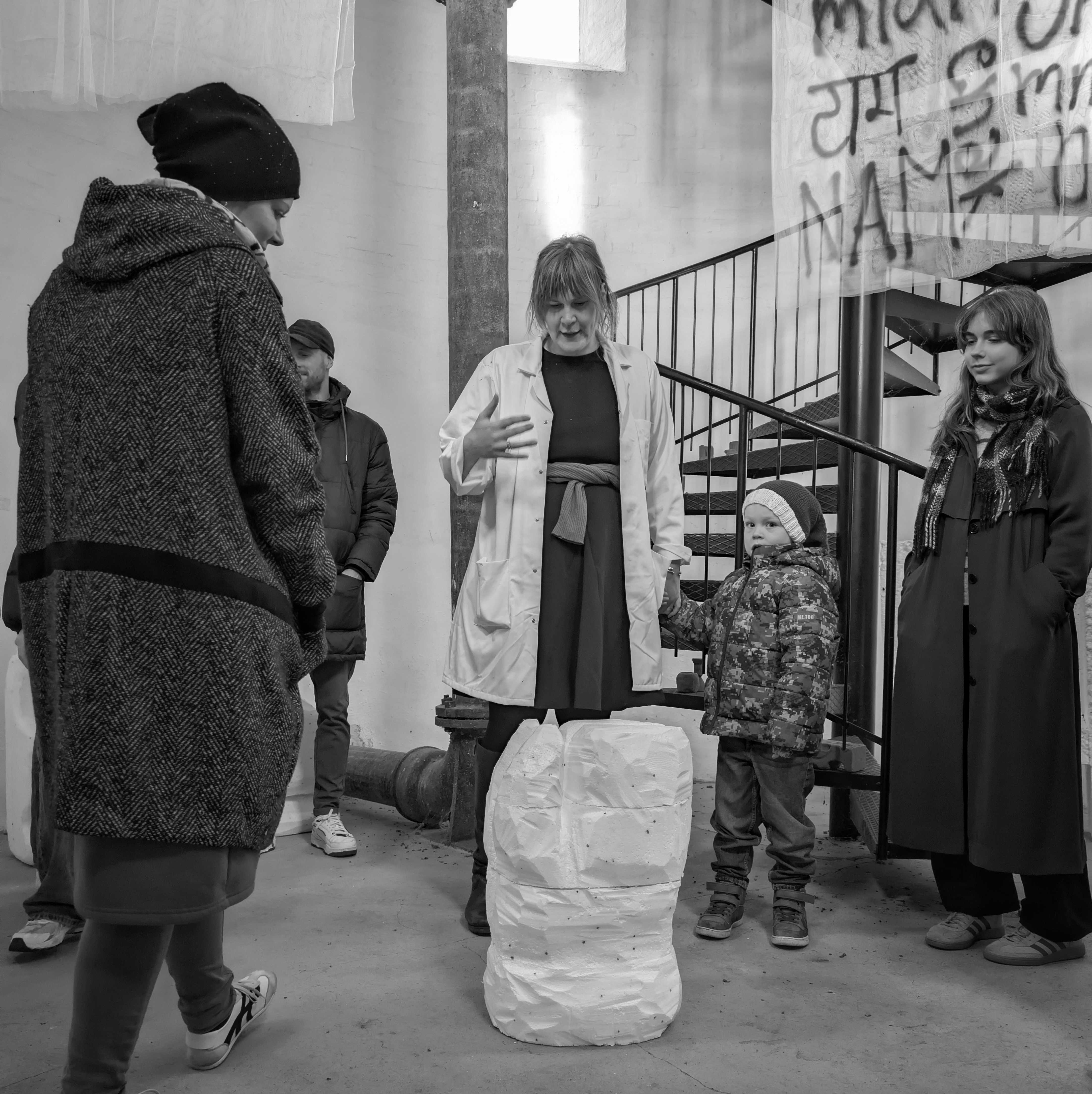 Unge og gamle til fernisering i Vandtårnet