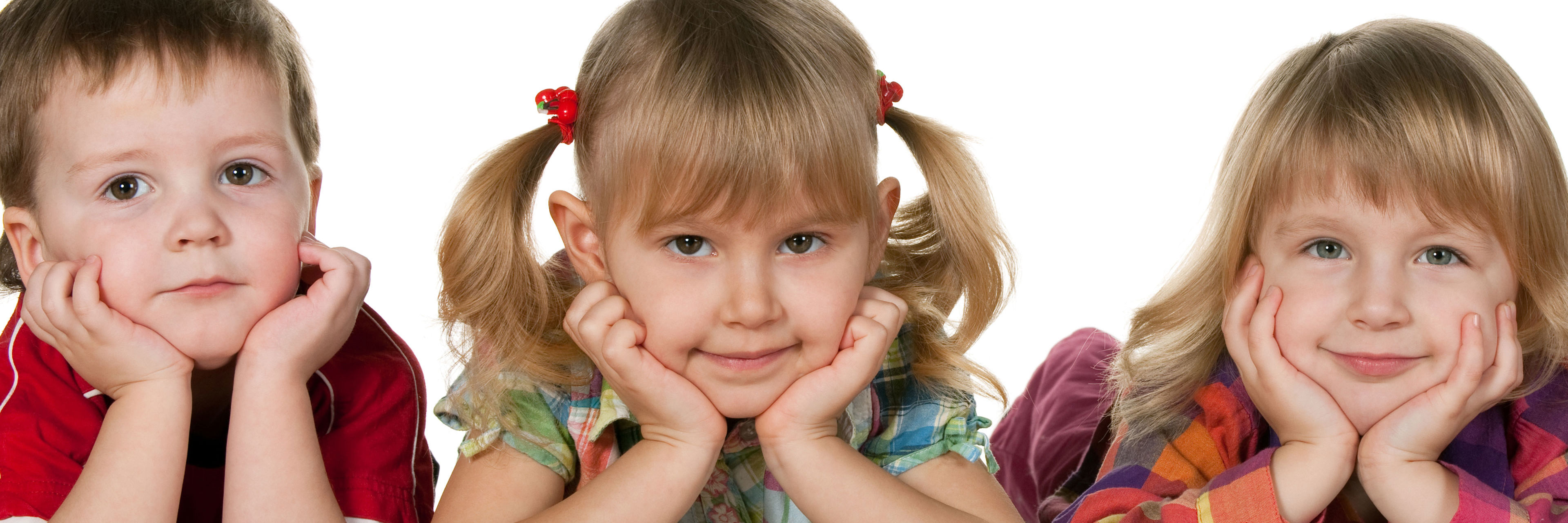 Mindre børn der ligger på maven med hænderne under hovedet