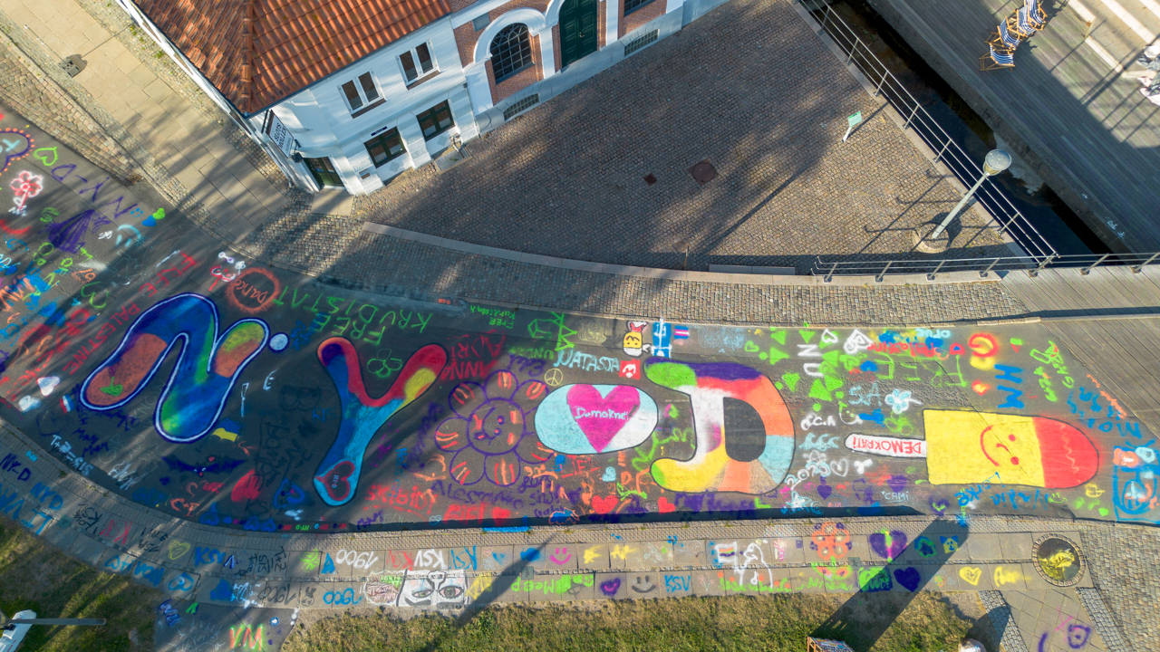 Dronefoto af streetart til NYD