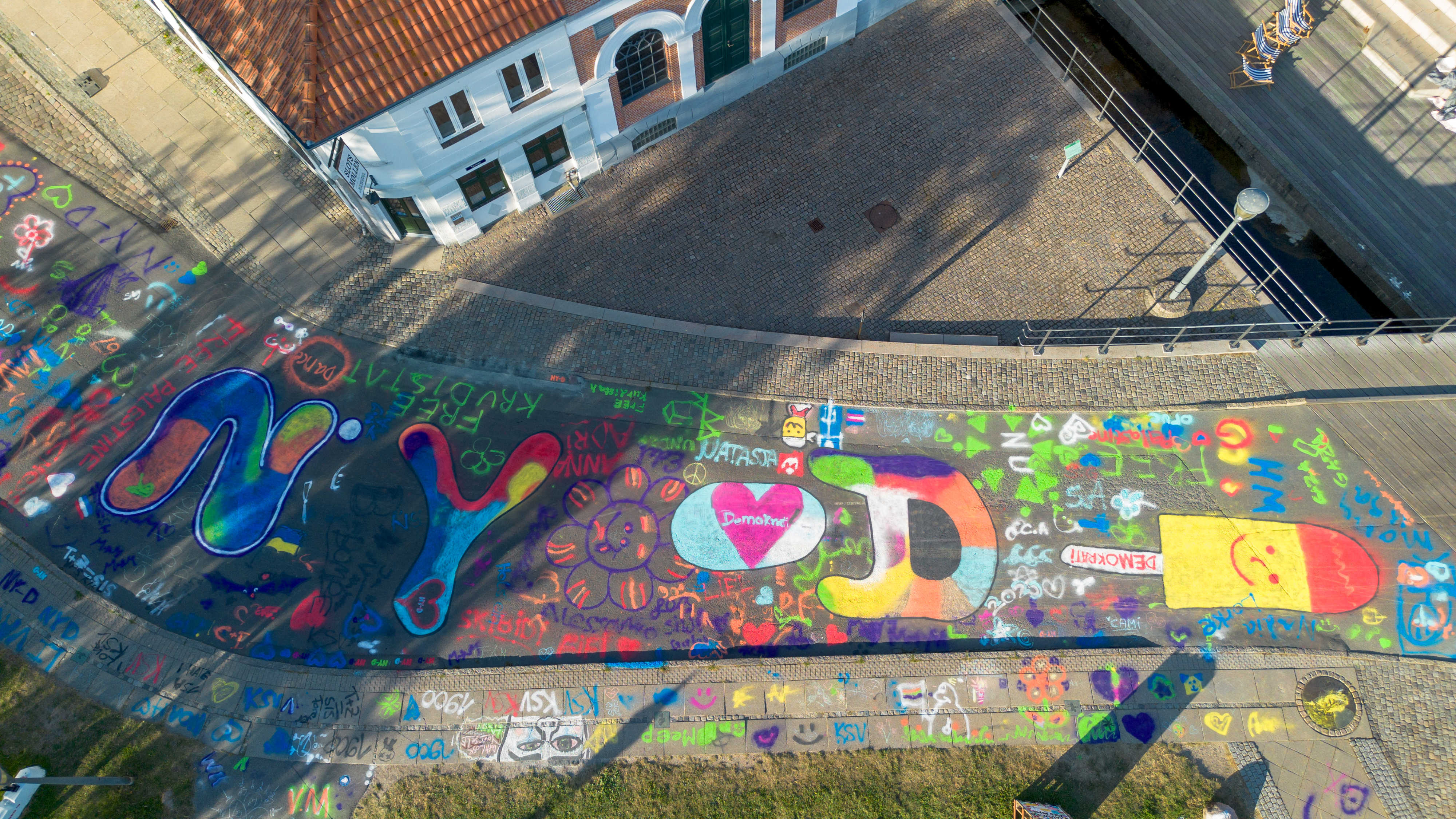 Dronefoto af streetart til NYD