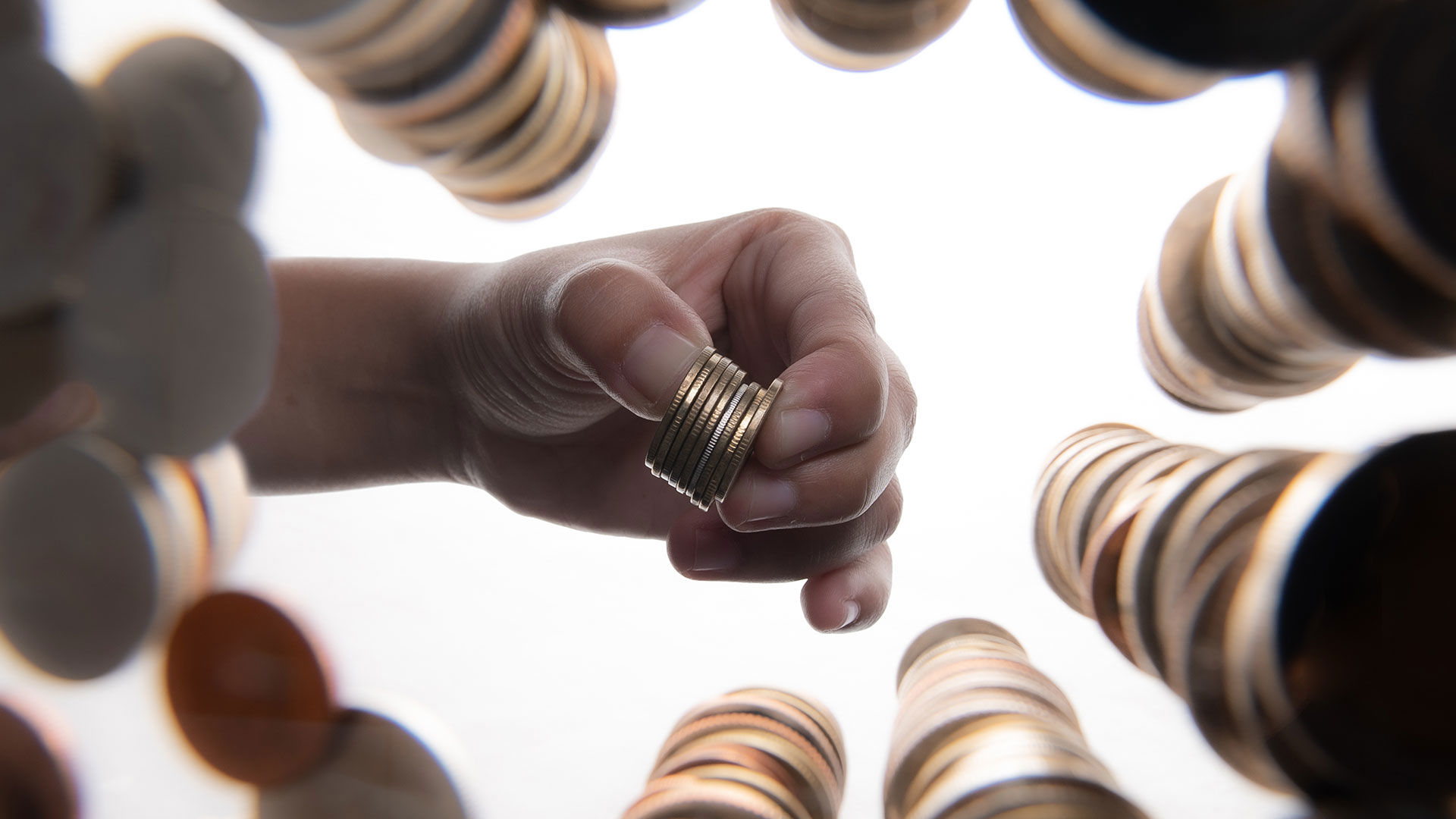 Hånd med mønter - set nedenfra