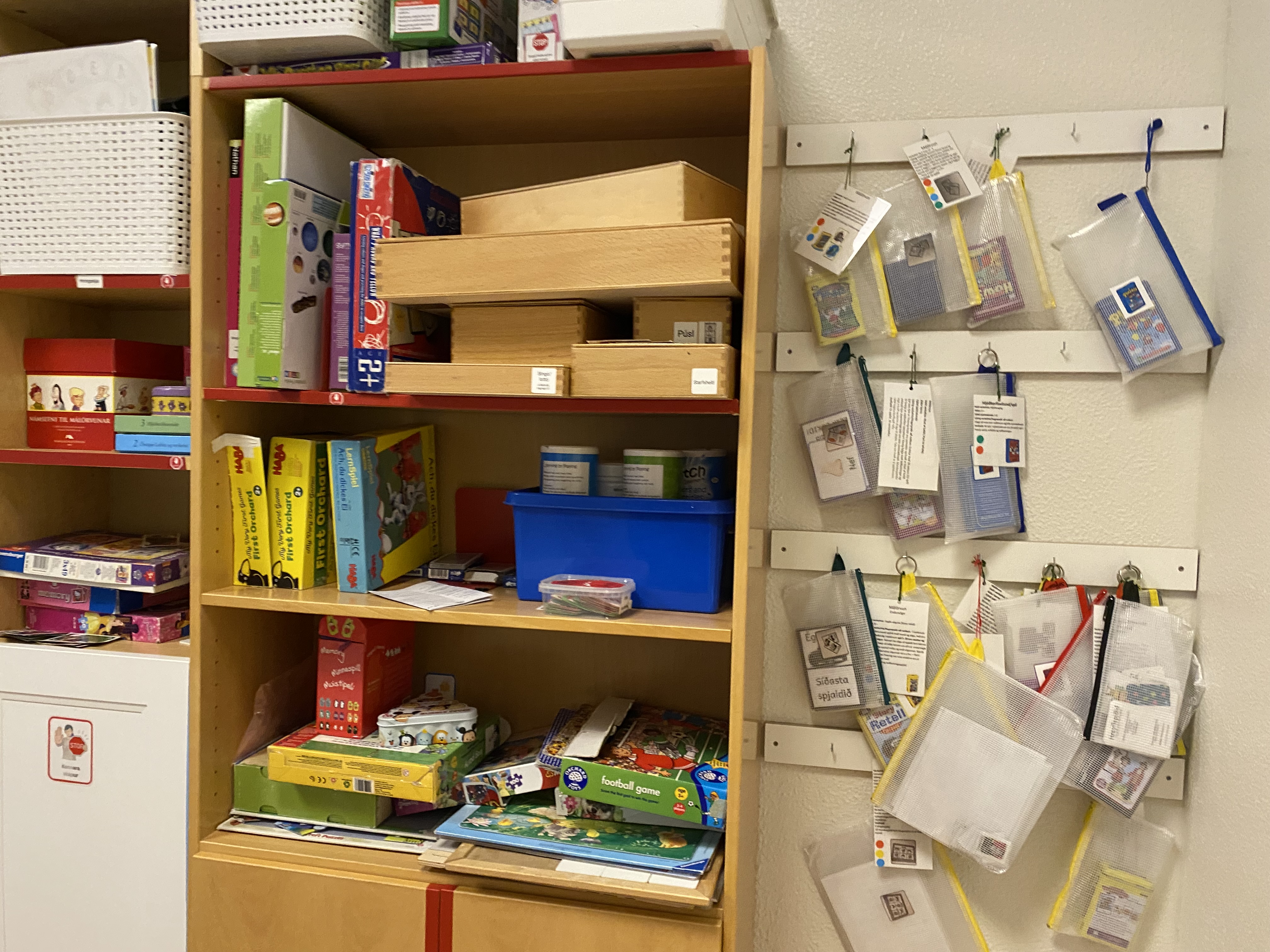 Reol med spil og opbevaring