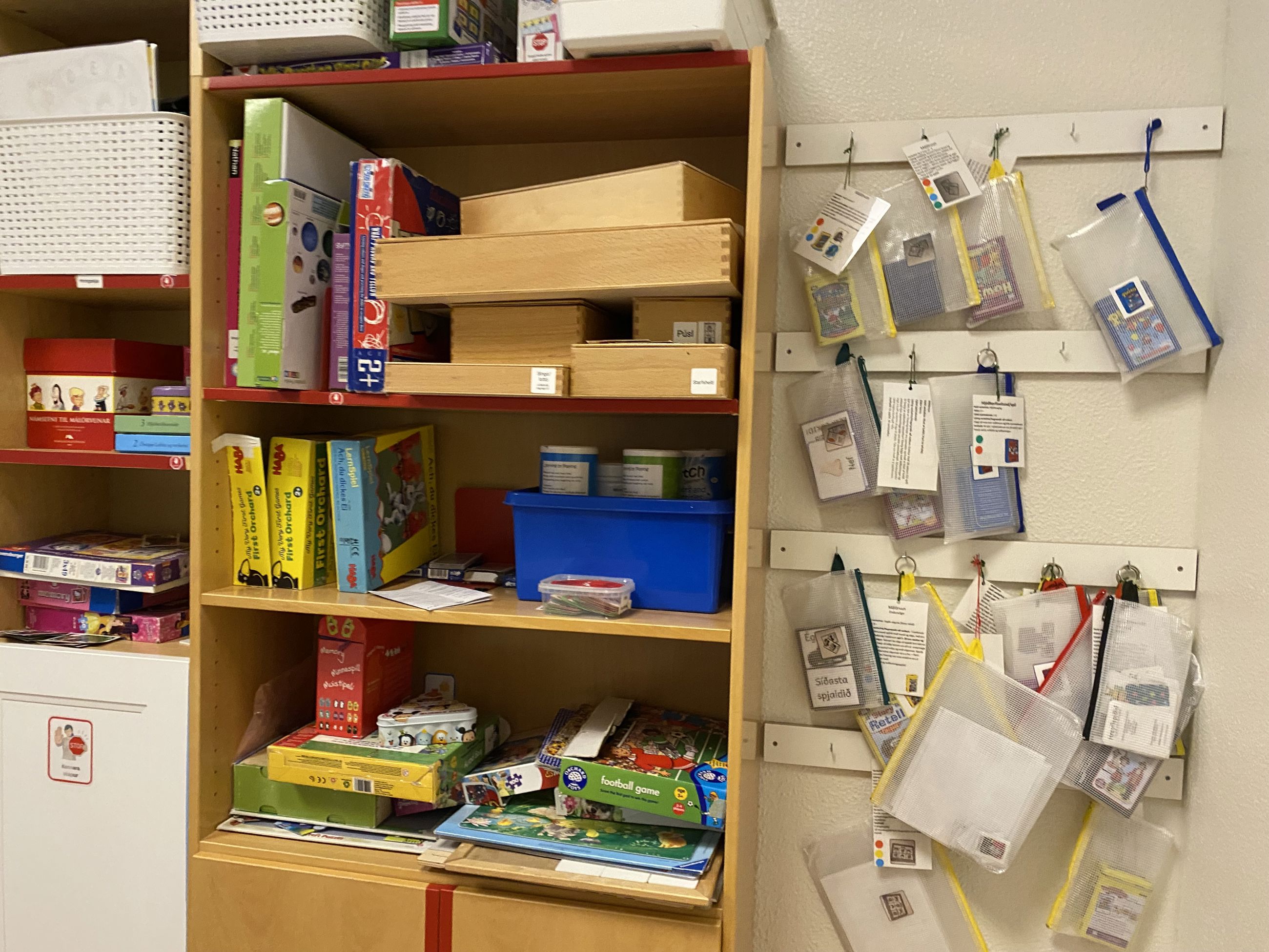 Reol med spil og opbevaring