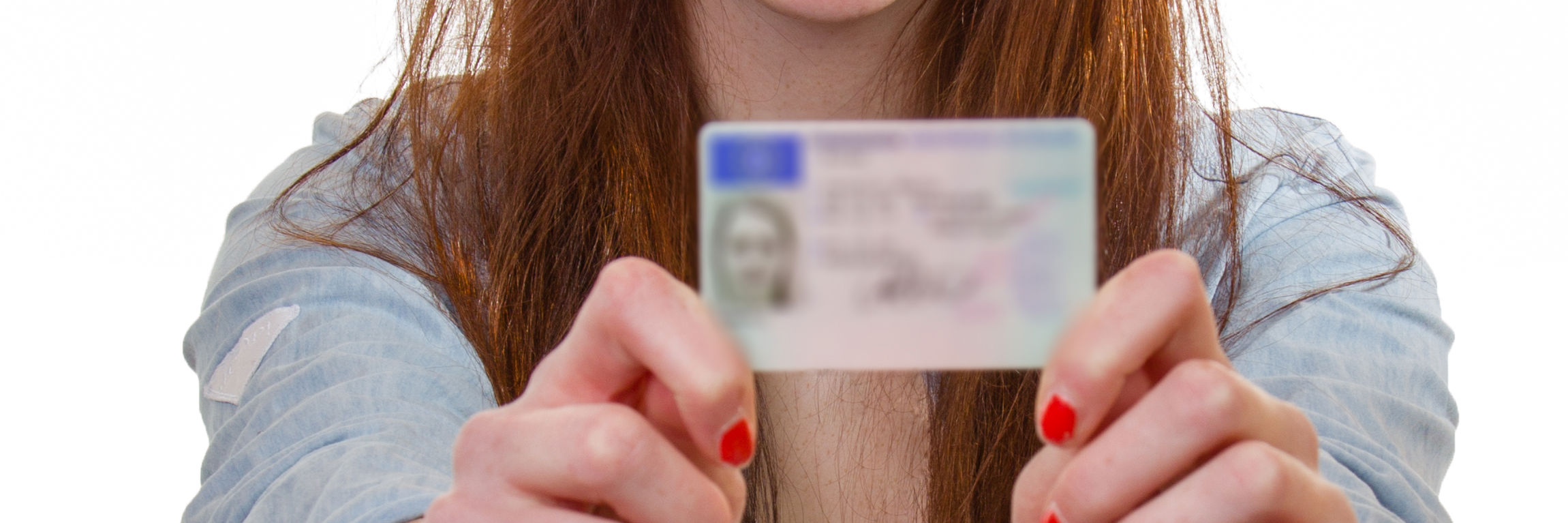 Pige med legitimationskort