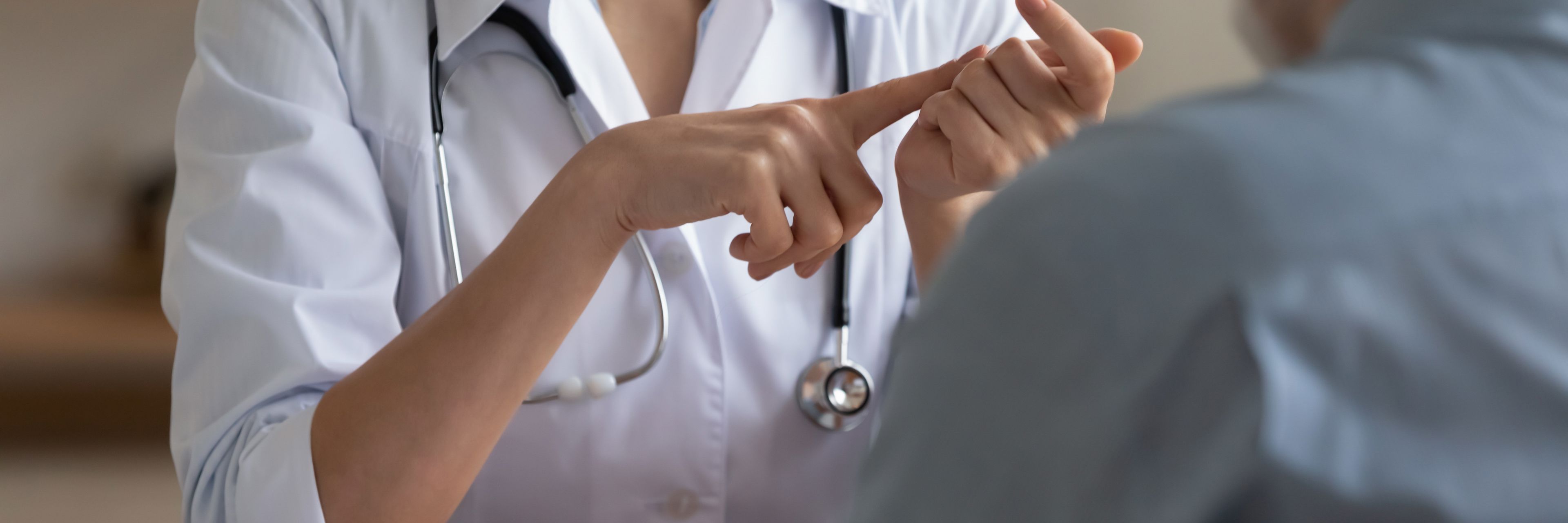 Kvindelig læge snakker med mand