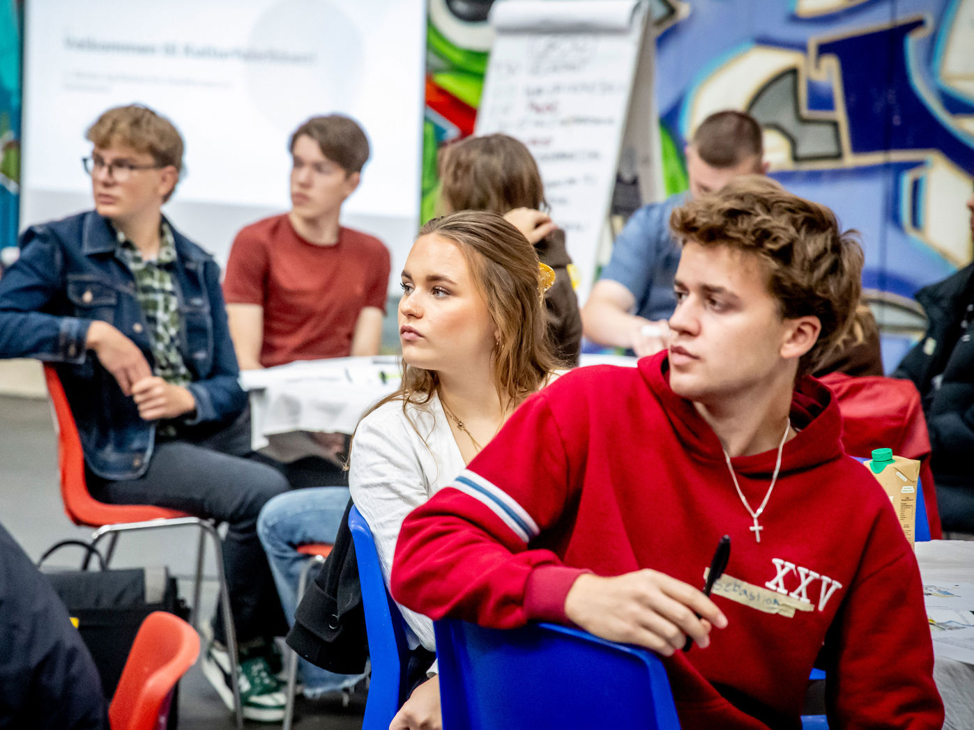 Unge der lytter til projektet We Do Democracy