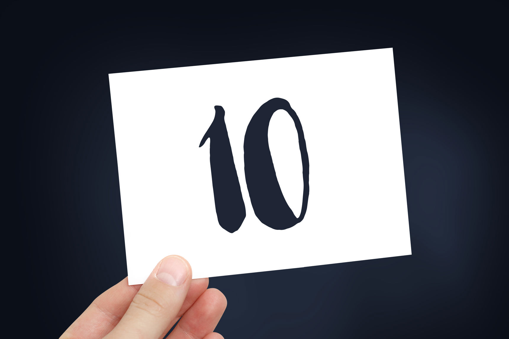 Hånd der holder seddel med tallet 10