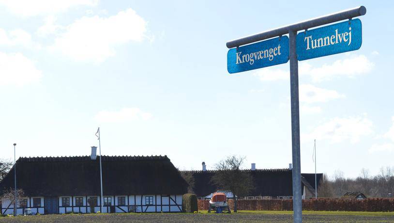 Vejskilt med ordlyden Krogvænget og Tunnelvej i Hjulby