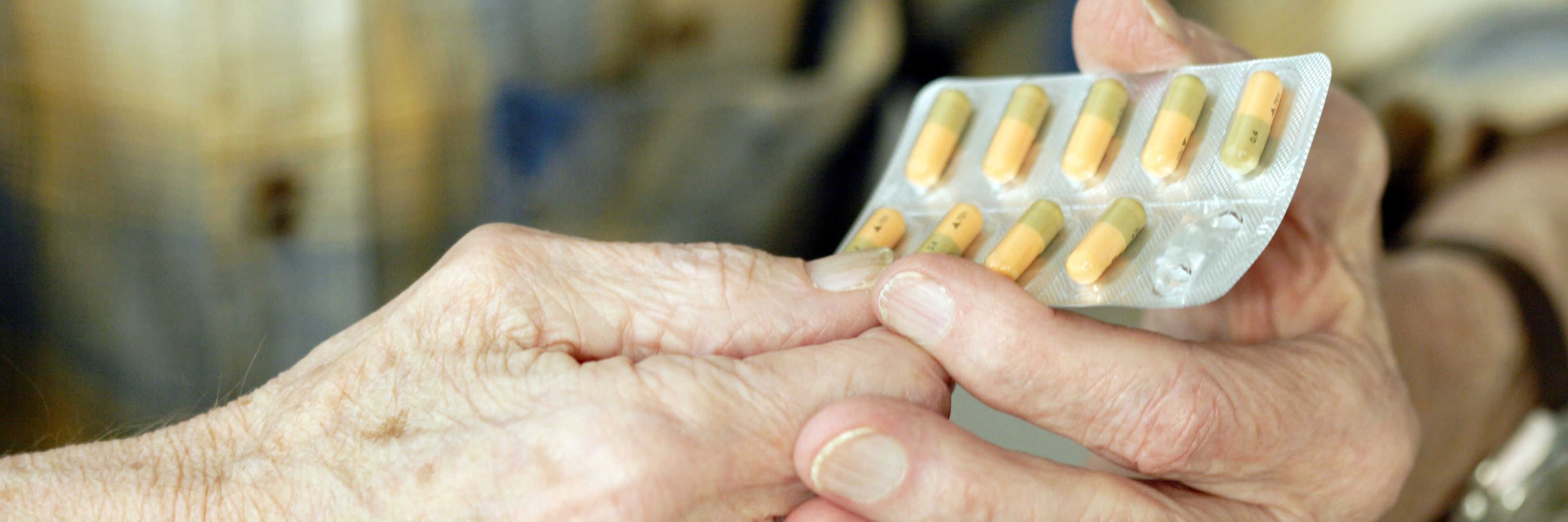 Person og pakke med medicin