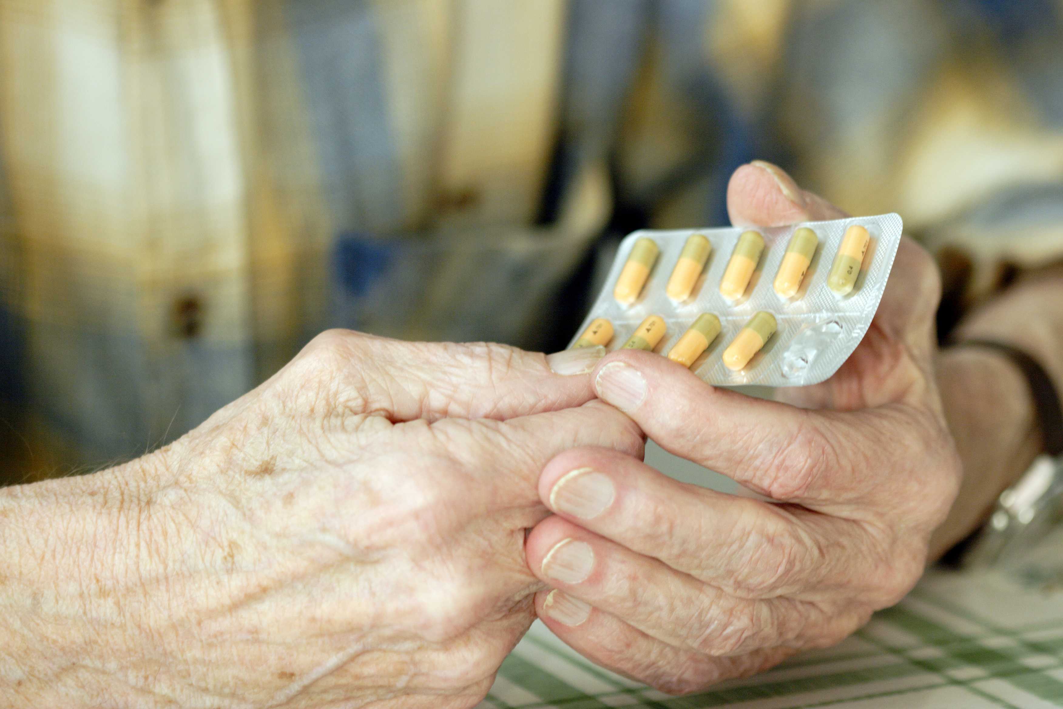 Person og pakke med medicin