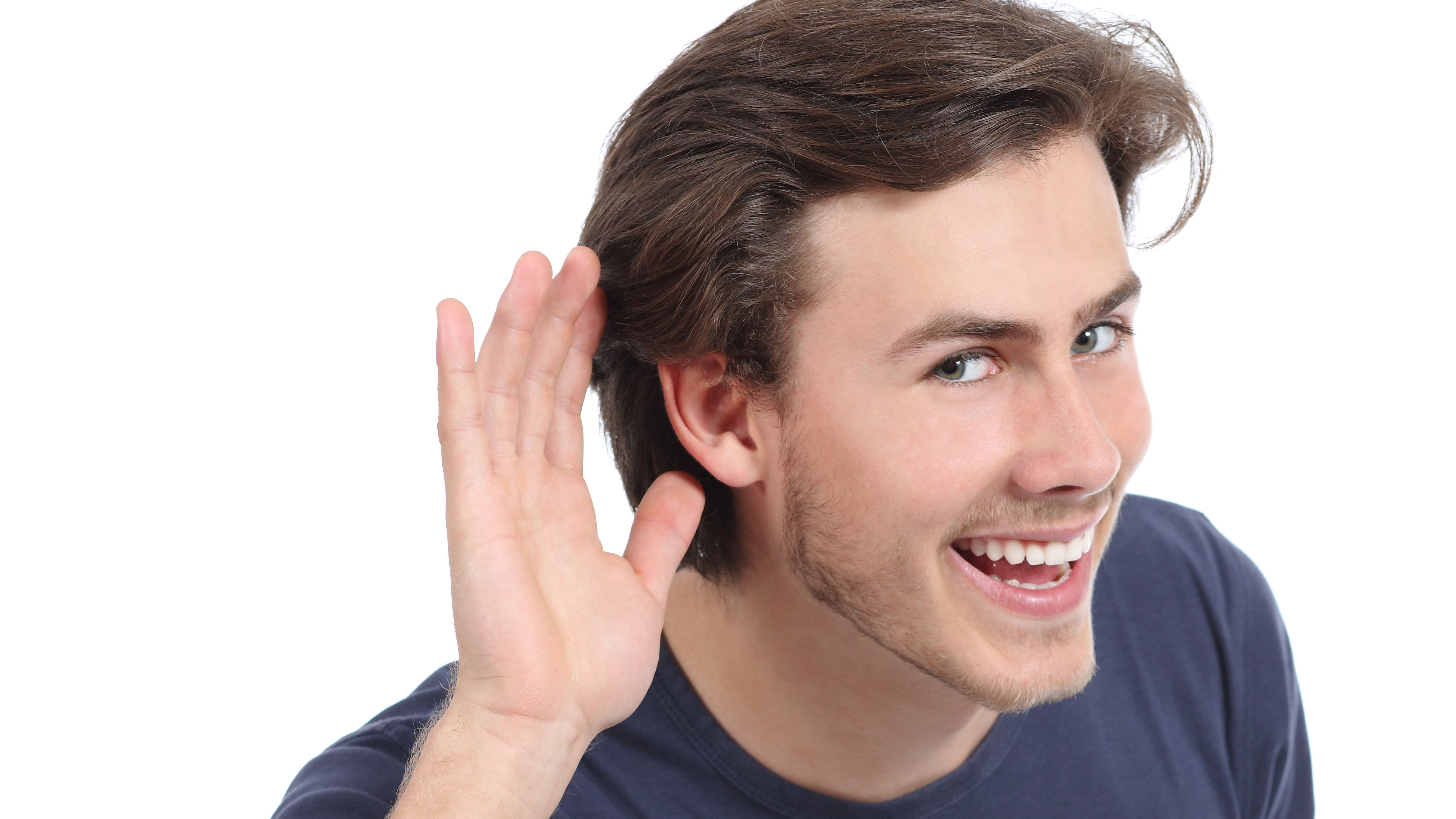 Mand med hånd mod øret for at vise, at han lytter // Foto: Colourbox