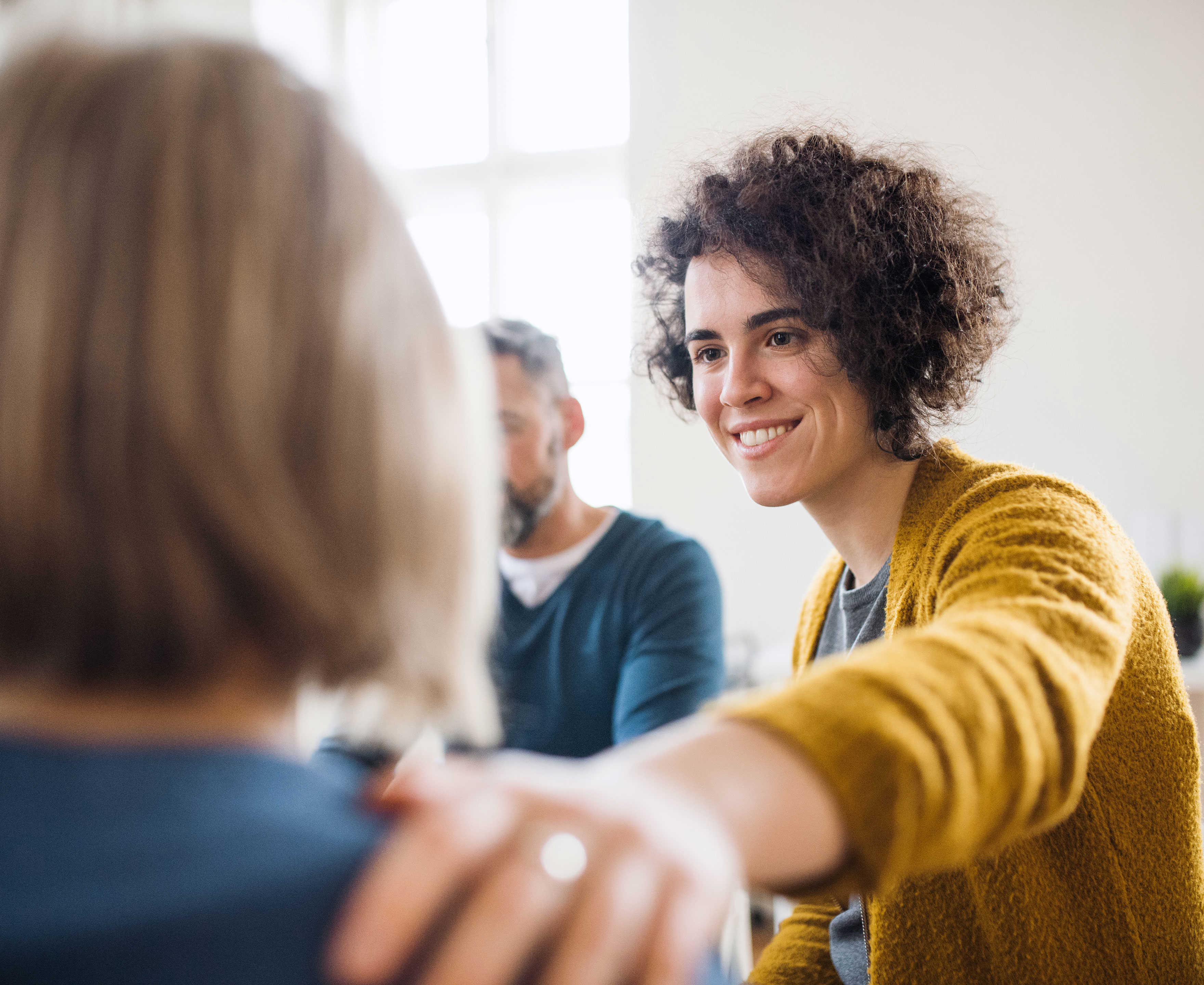 Kvinde der lægger hånden på en anden kvindes skulder