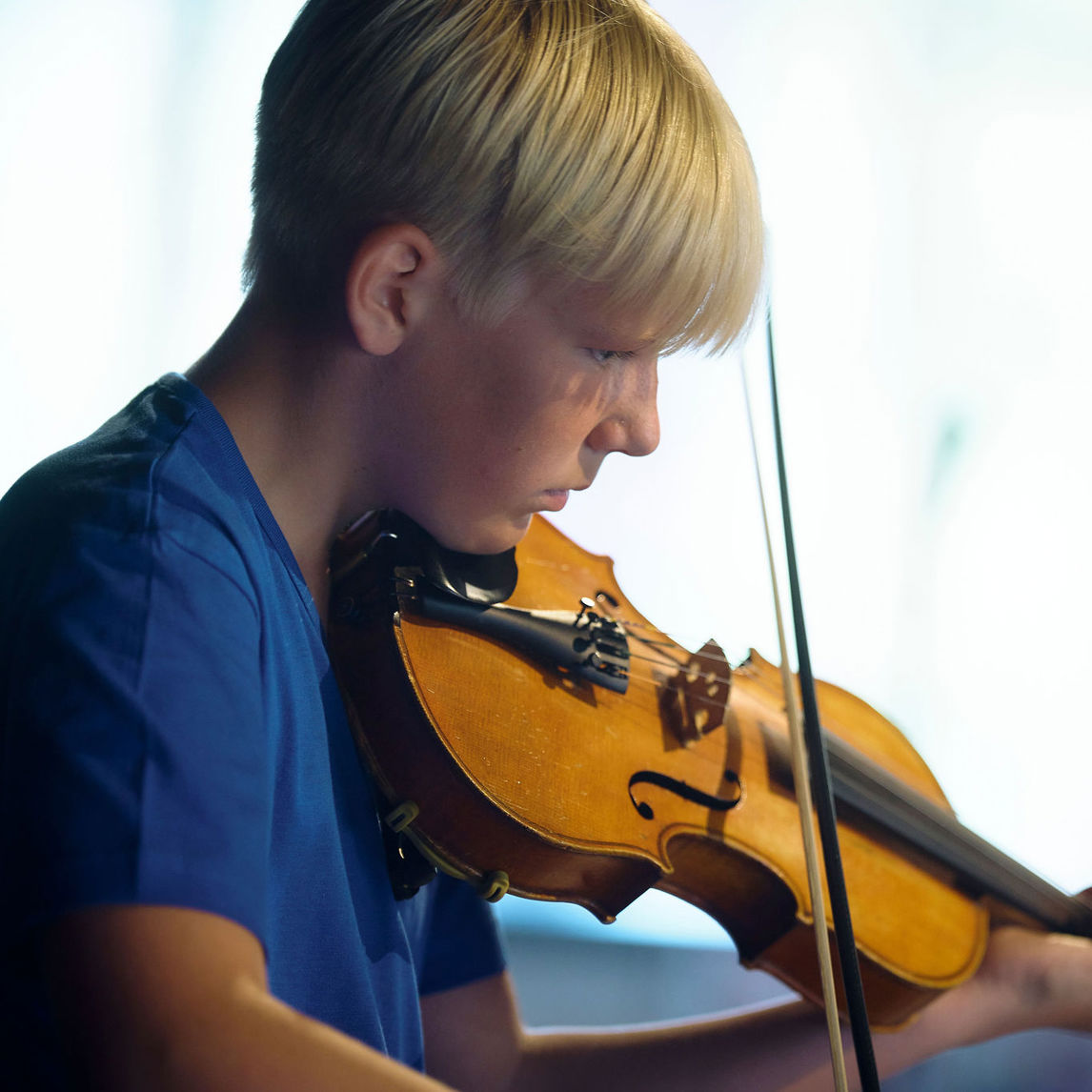 Musikskoleelev der spiller violin