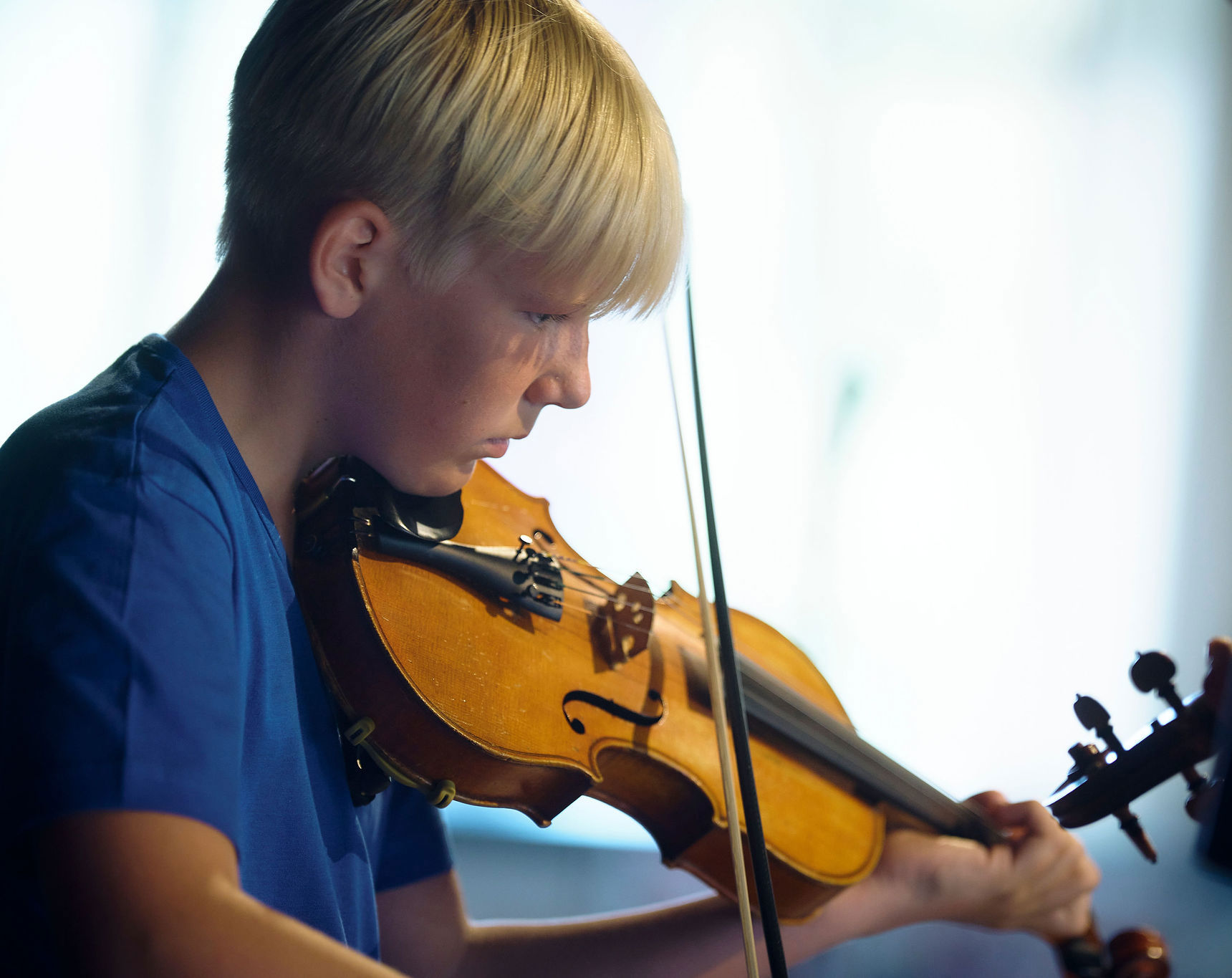 Musikskoleelev der spiller violin