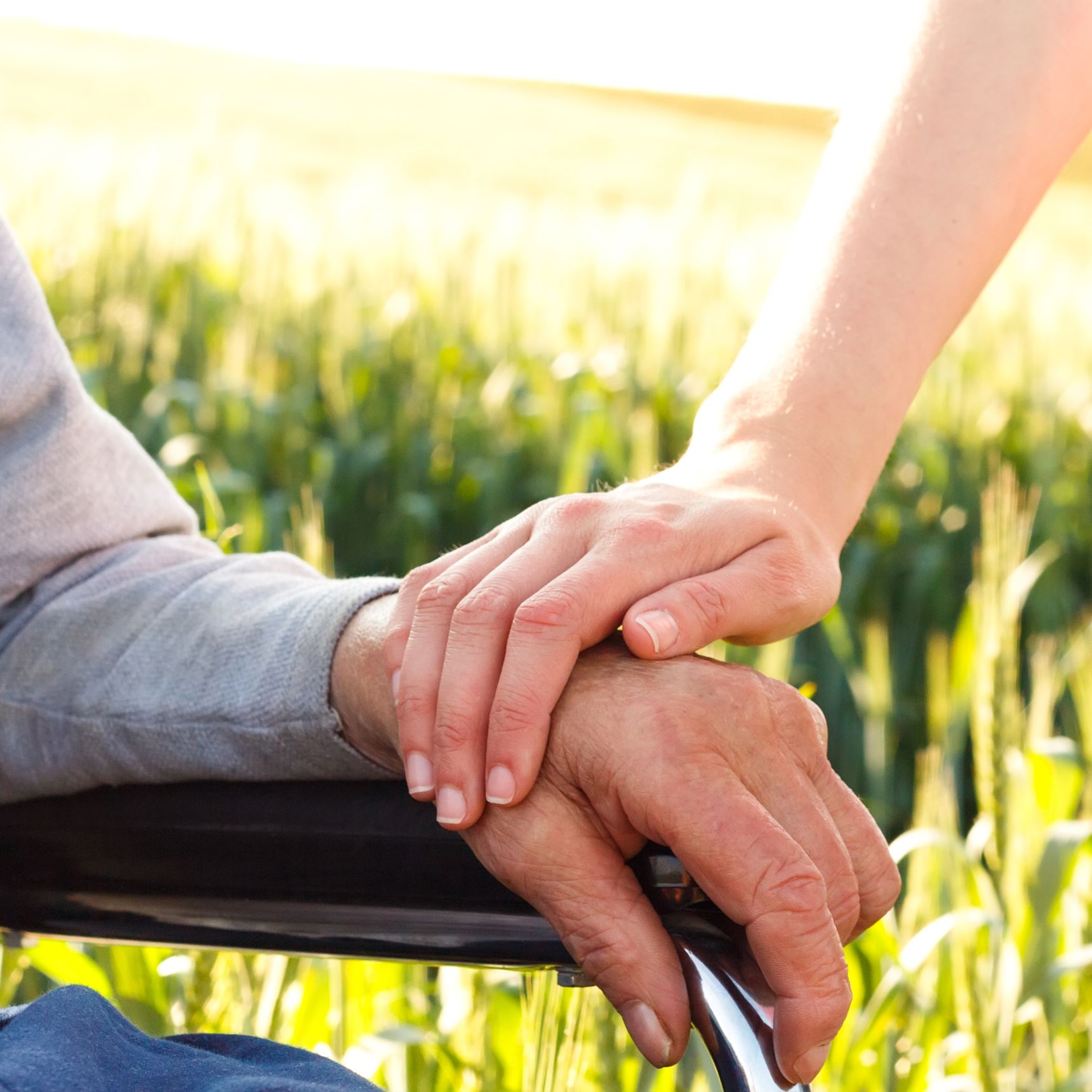 To der holder hænder - den ene i kørestol